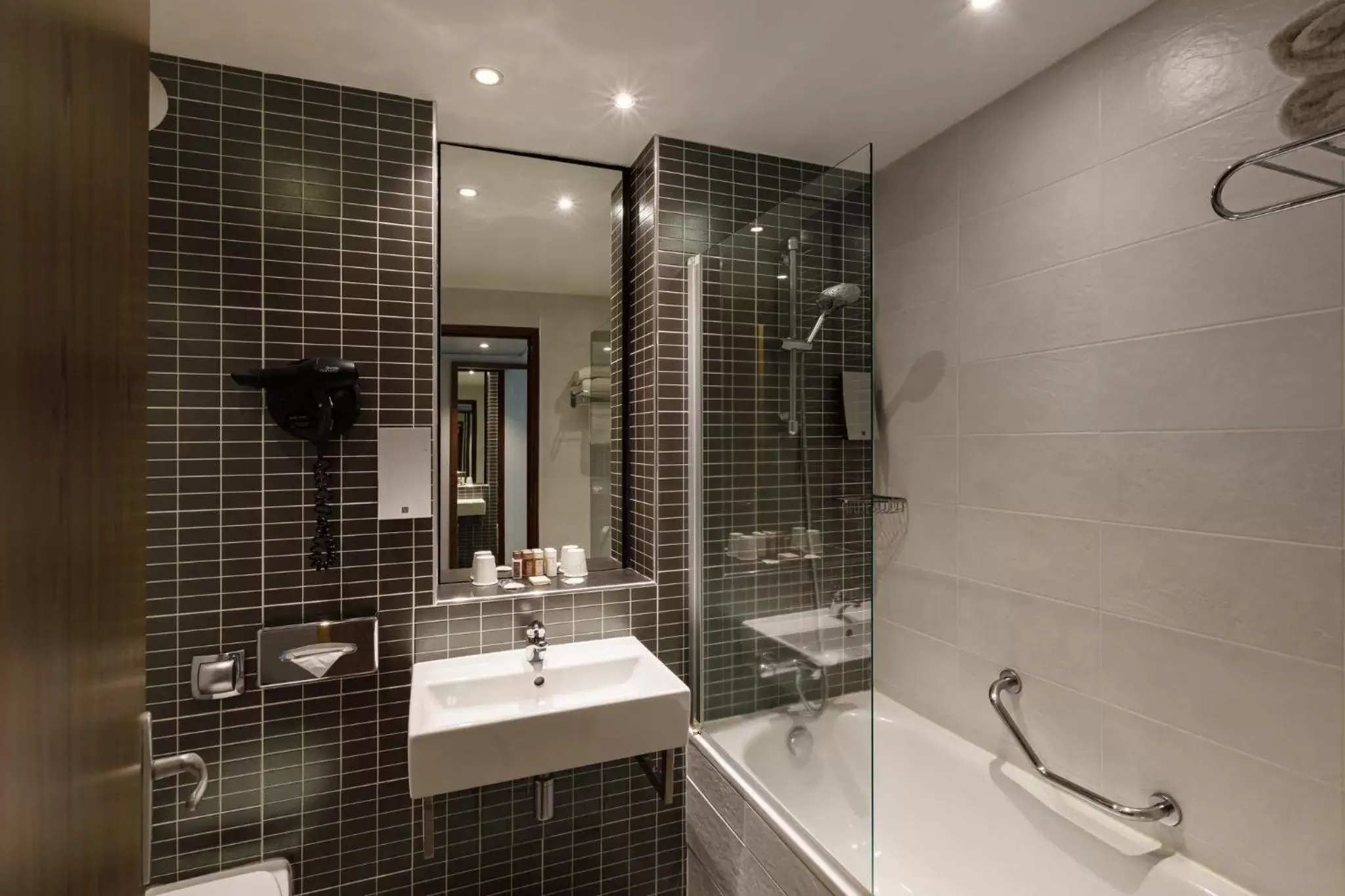 Photo of the whole room, Bathroom in Holiday Inn Clermont Ferrand Centre, an IHG Hotel