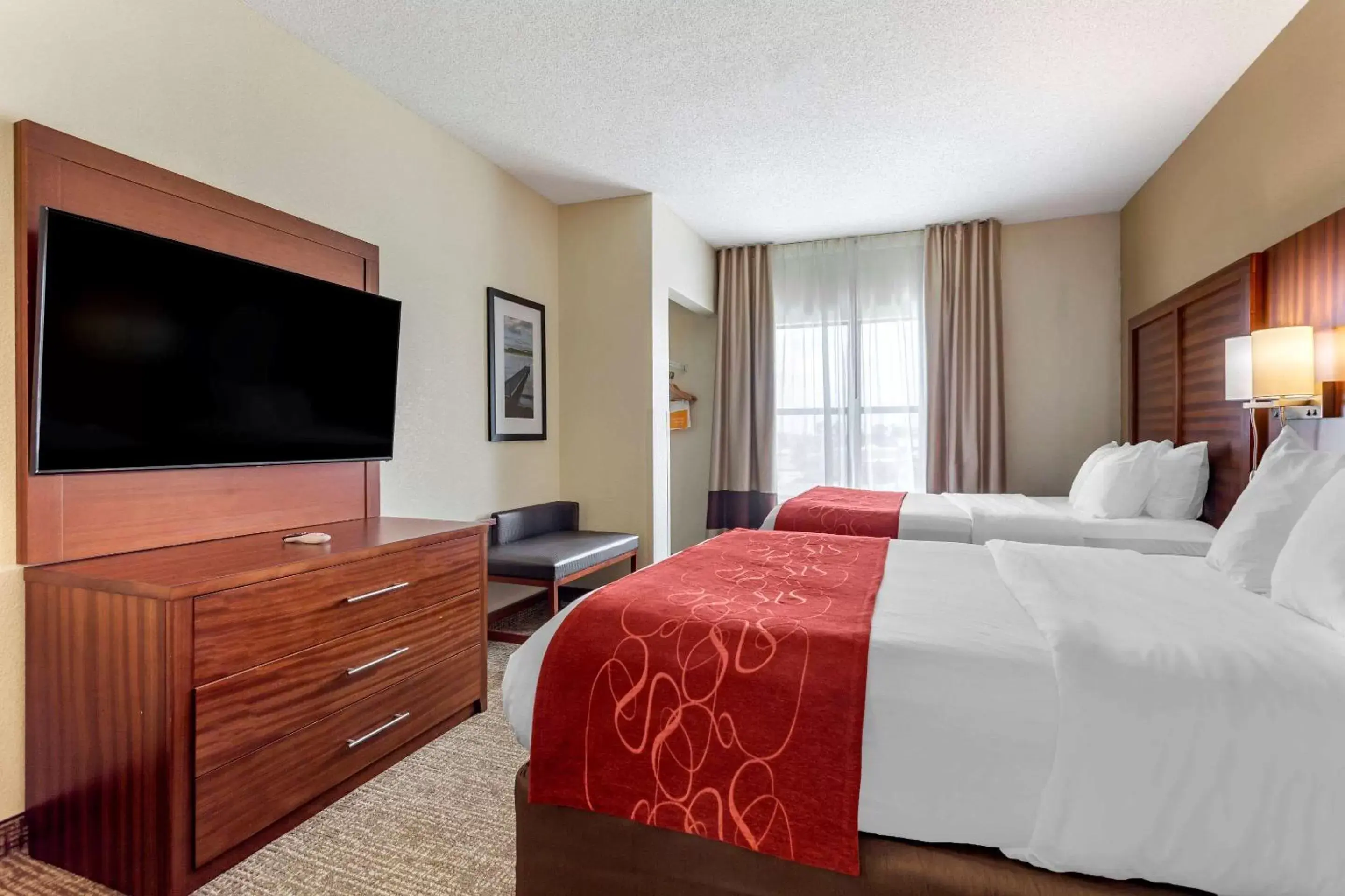 Bedroom, TV/Entertainment Center in Comfort Suites Southaven I-55
