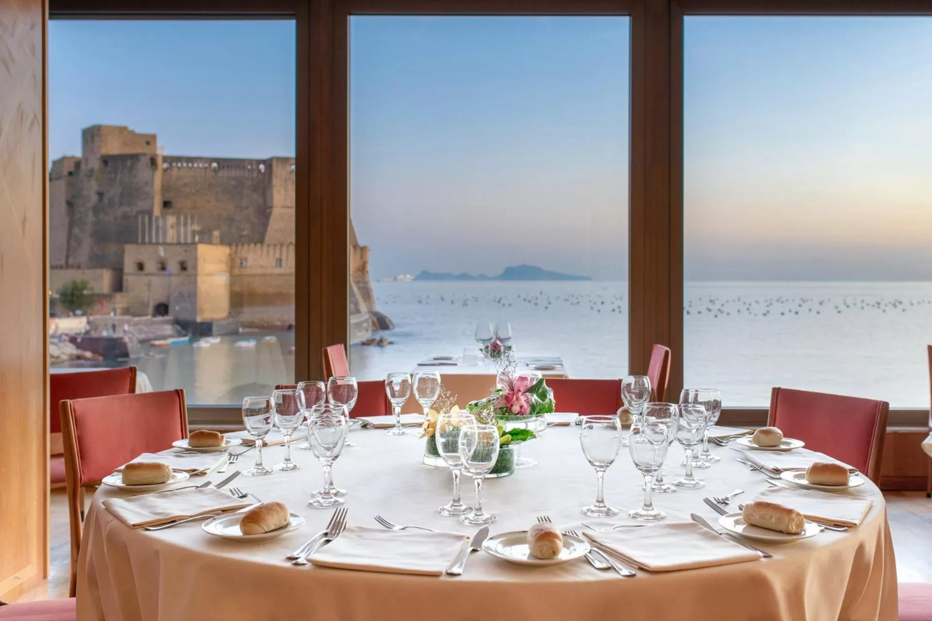 Restaurant/places to eat in Hotel Royal Continental