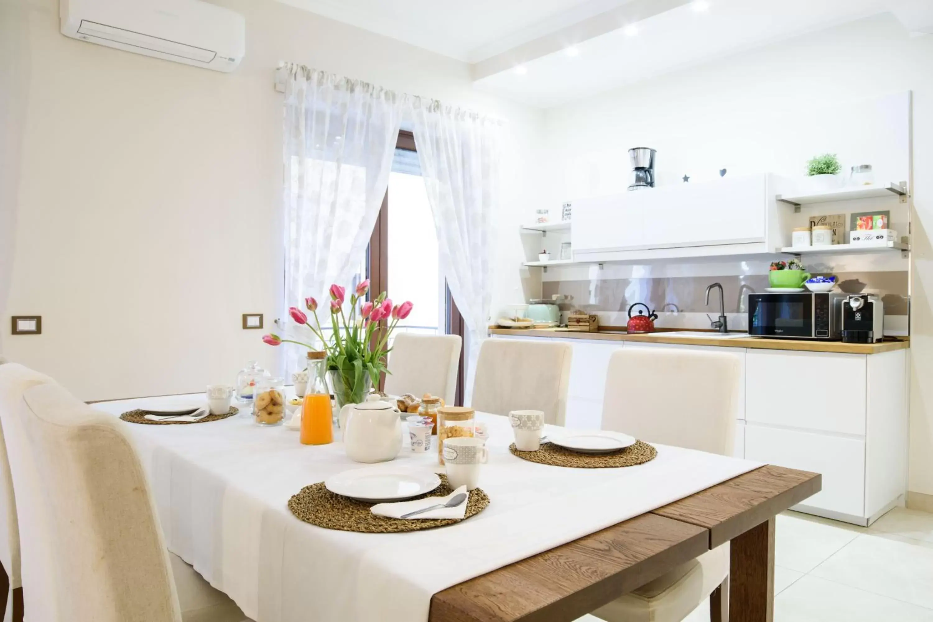 Living room, Restaurant/Places to Eat in HomeAway Salerno