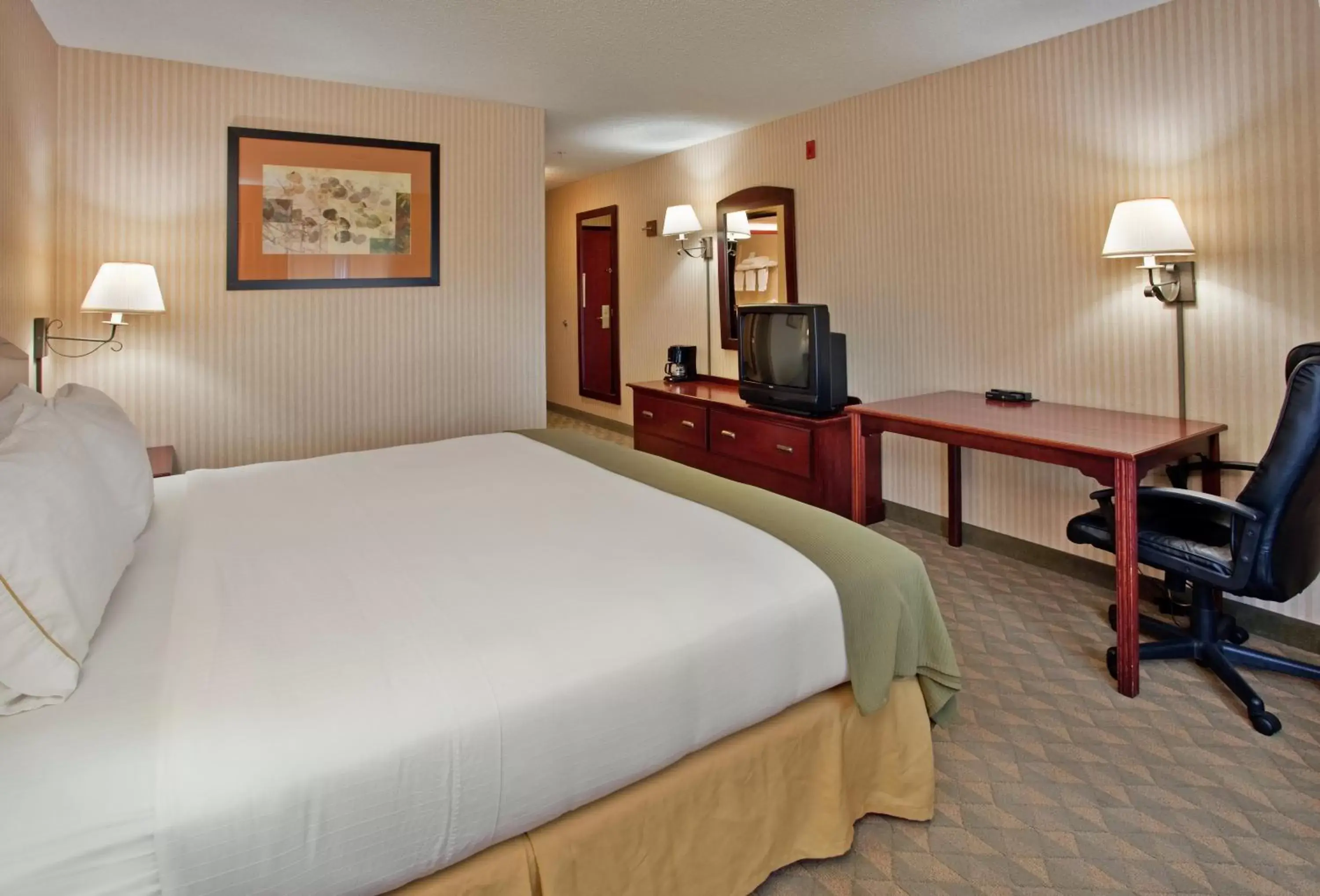 Photo of the whole room, Bed in Holiday Inn Express & Suites Lansing-Leavenworth, an IHG Hotel