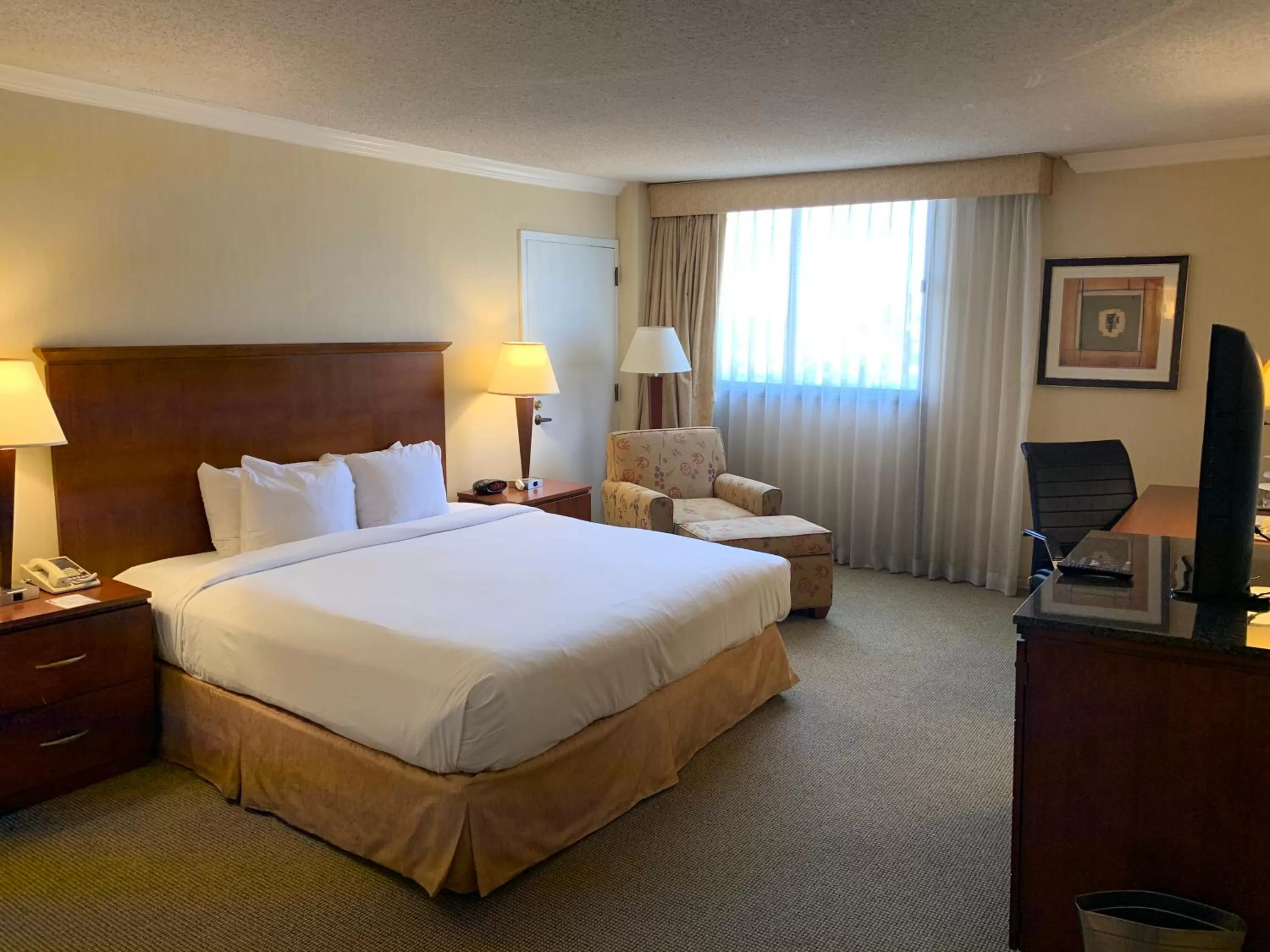 Bedroom, Bed in Ontario Airport Hotel & Conference Center
