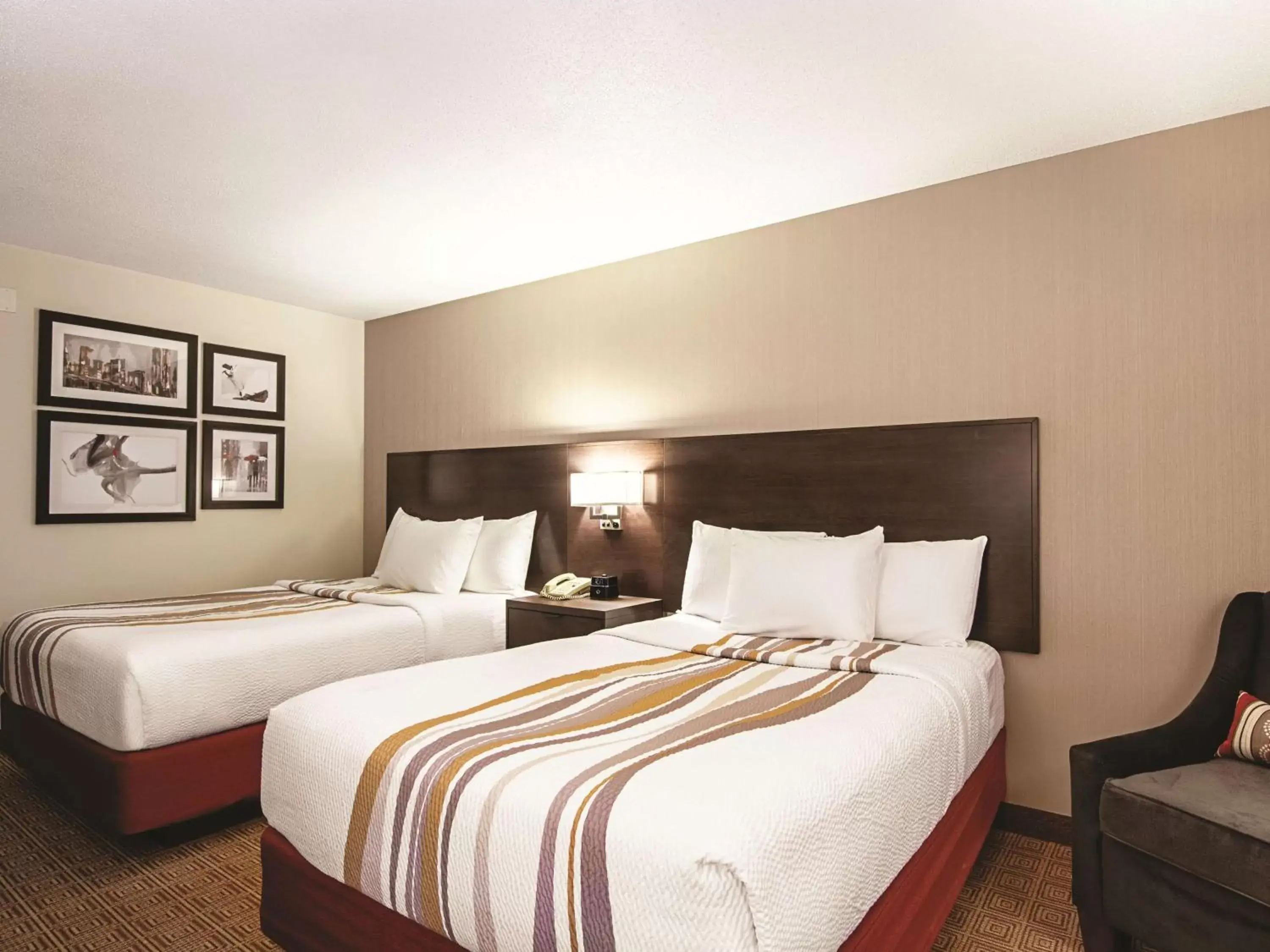 Photo of the whole room, Bed in La Quinta Inn by Wyndham Vancouver Airport
