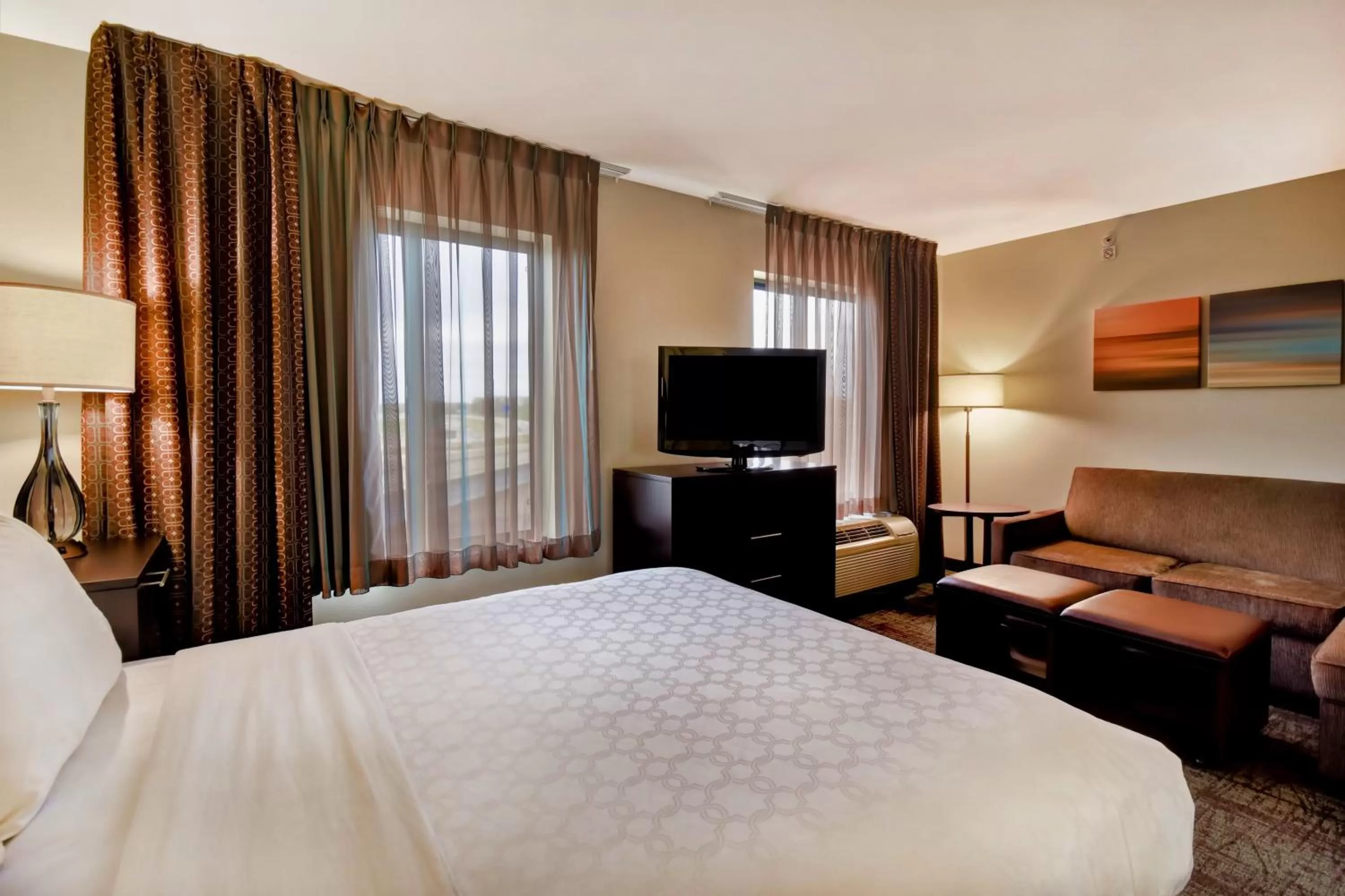 Photo of the whole room, Bed in Staybridge Suites Middleton/Madison-West by IHG