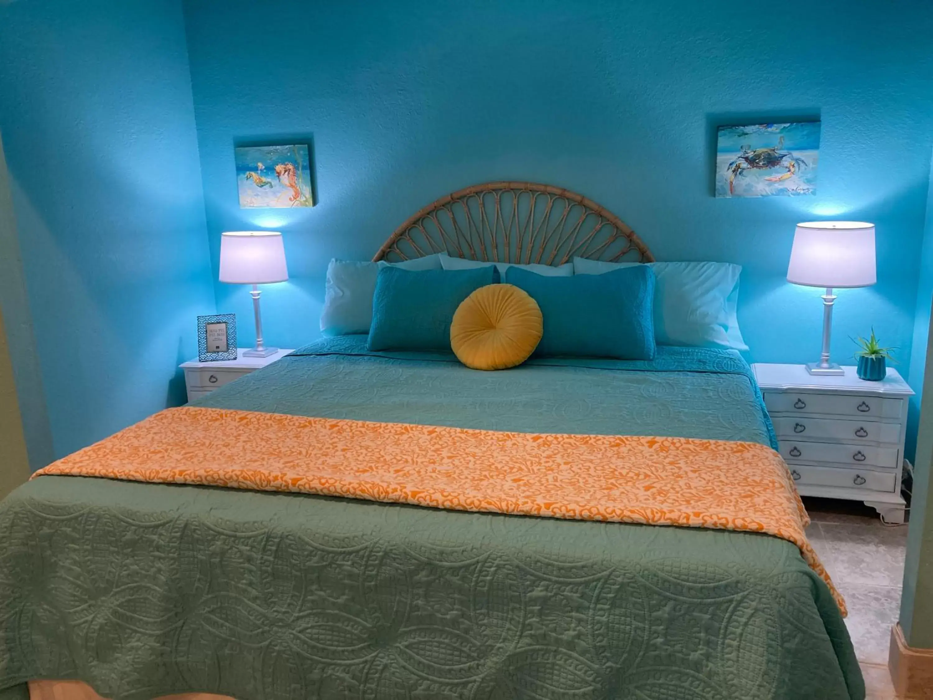 Bed in 3Gulls Inn Ozona-Boutique Hotel-Steps from Restaurants & Brewery-Pet Friendly