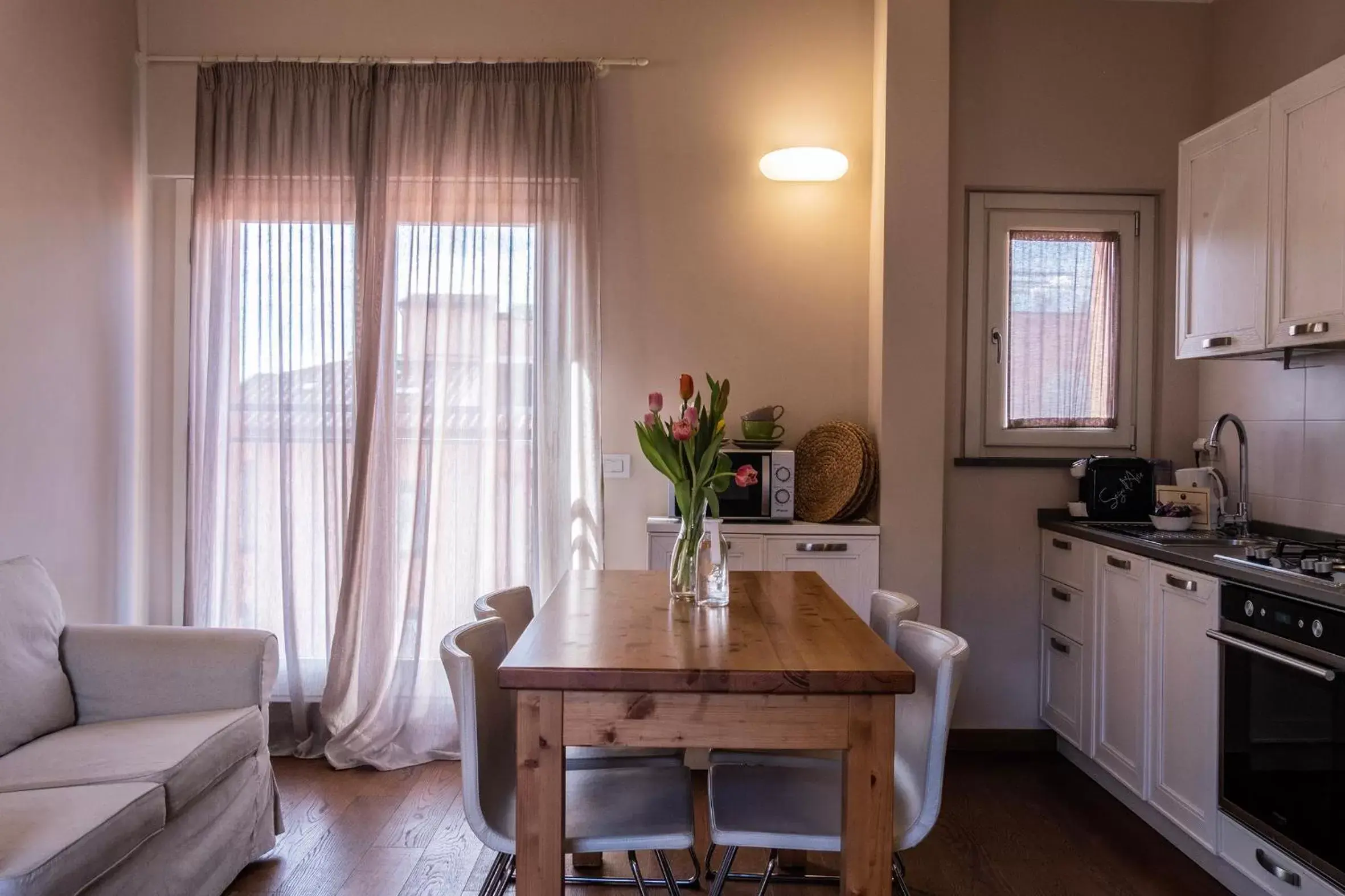 Kitchen or kitchenette, Seating Area in Agave in Città