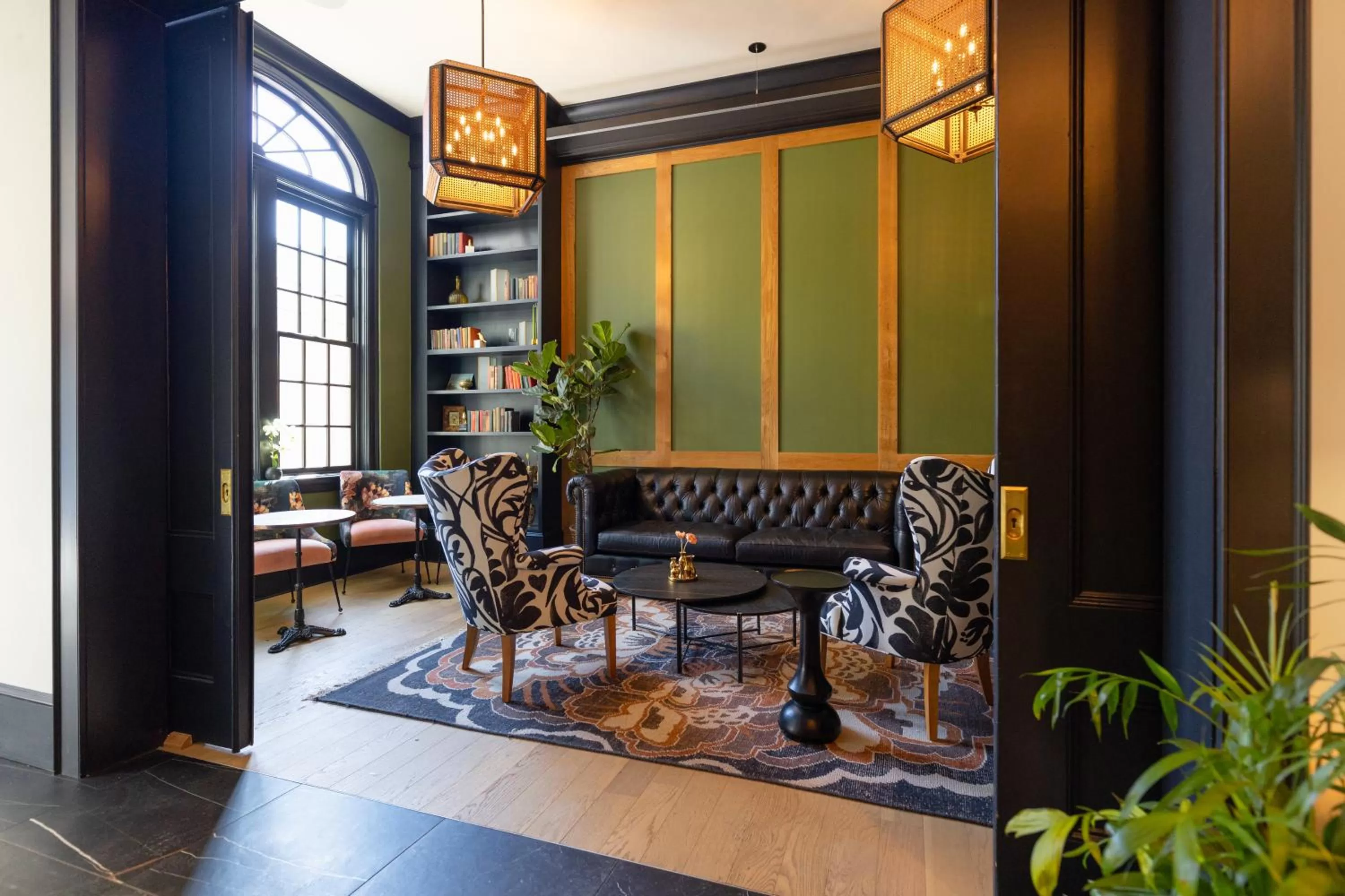 Communal lounge/ TV room in Hotel Thaxter