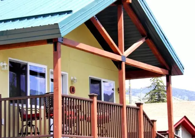 Balcony/Terrace in Yellowstone Riverside Cottages