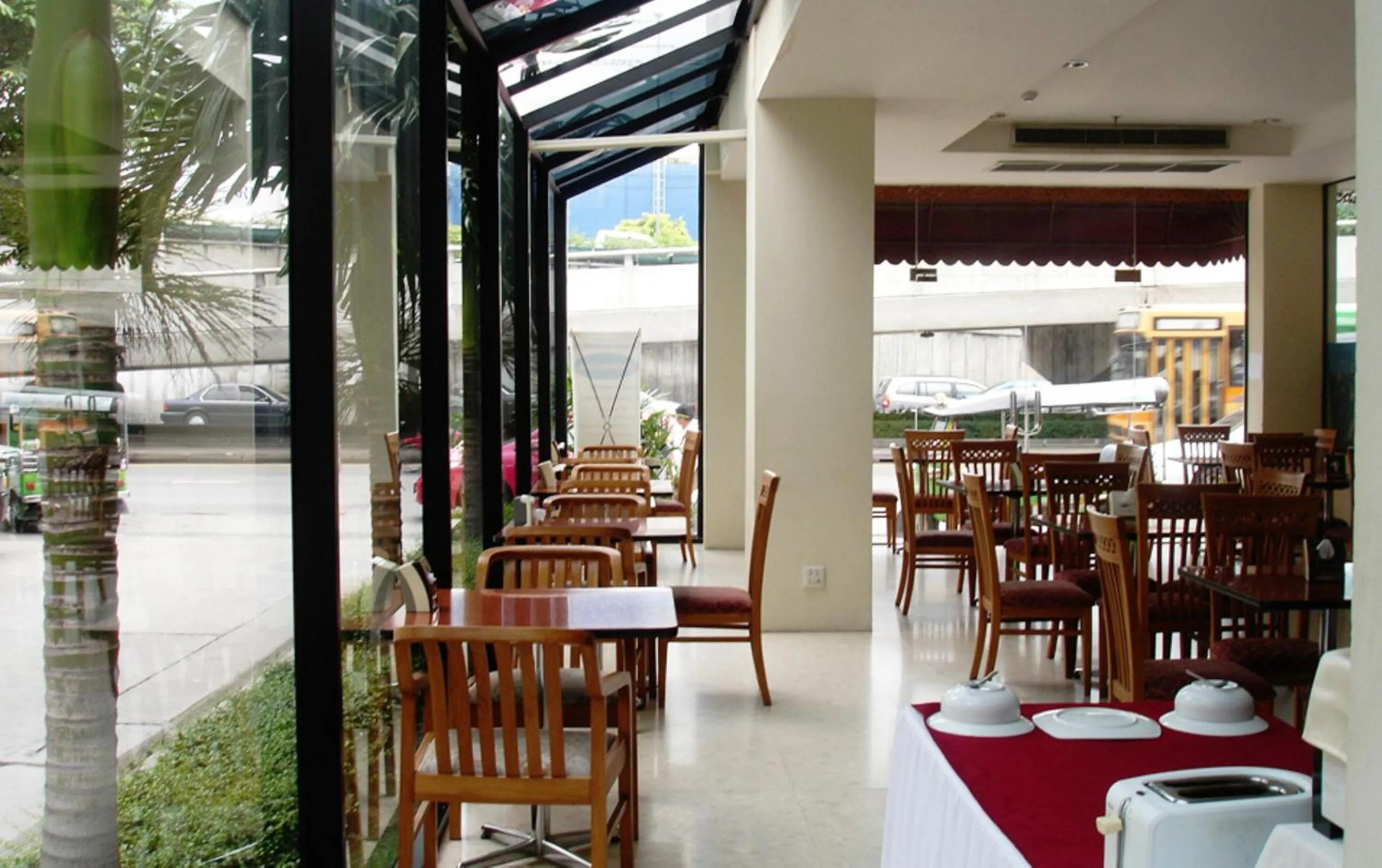 Restaurant/places to eat in Bangkok City Suite
