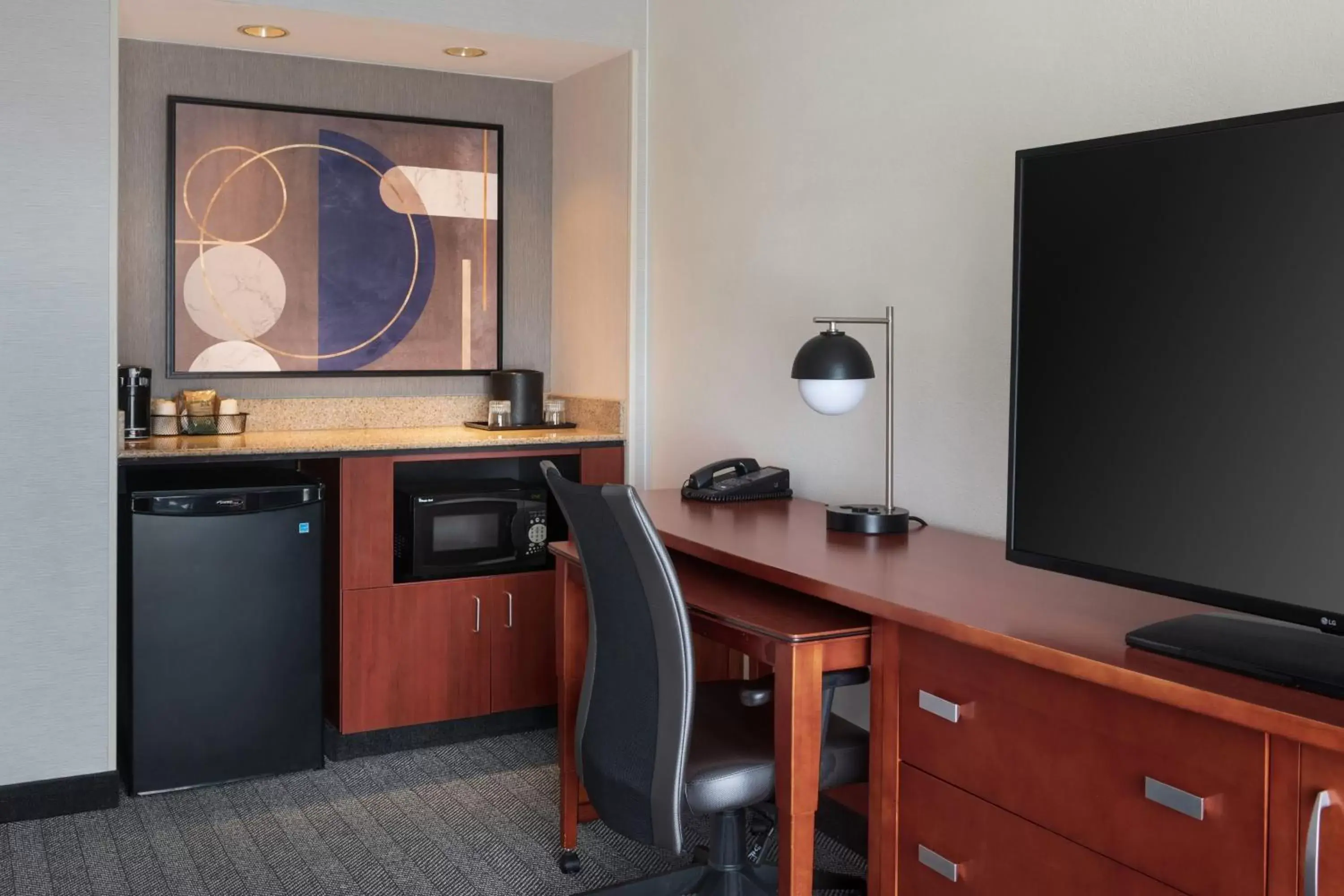 Photo of the whole room, TV/Entertainment Center in Courtyard by Marriott New Carrollton Landover