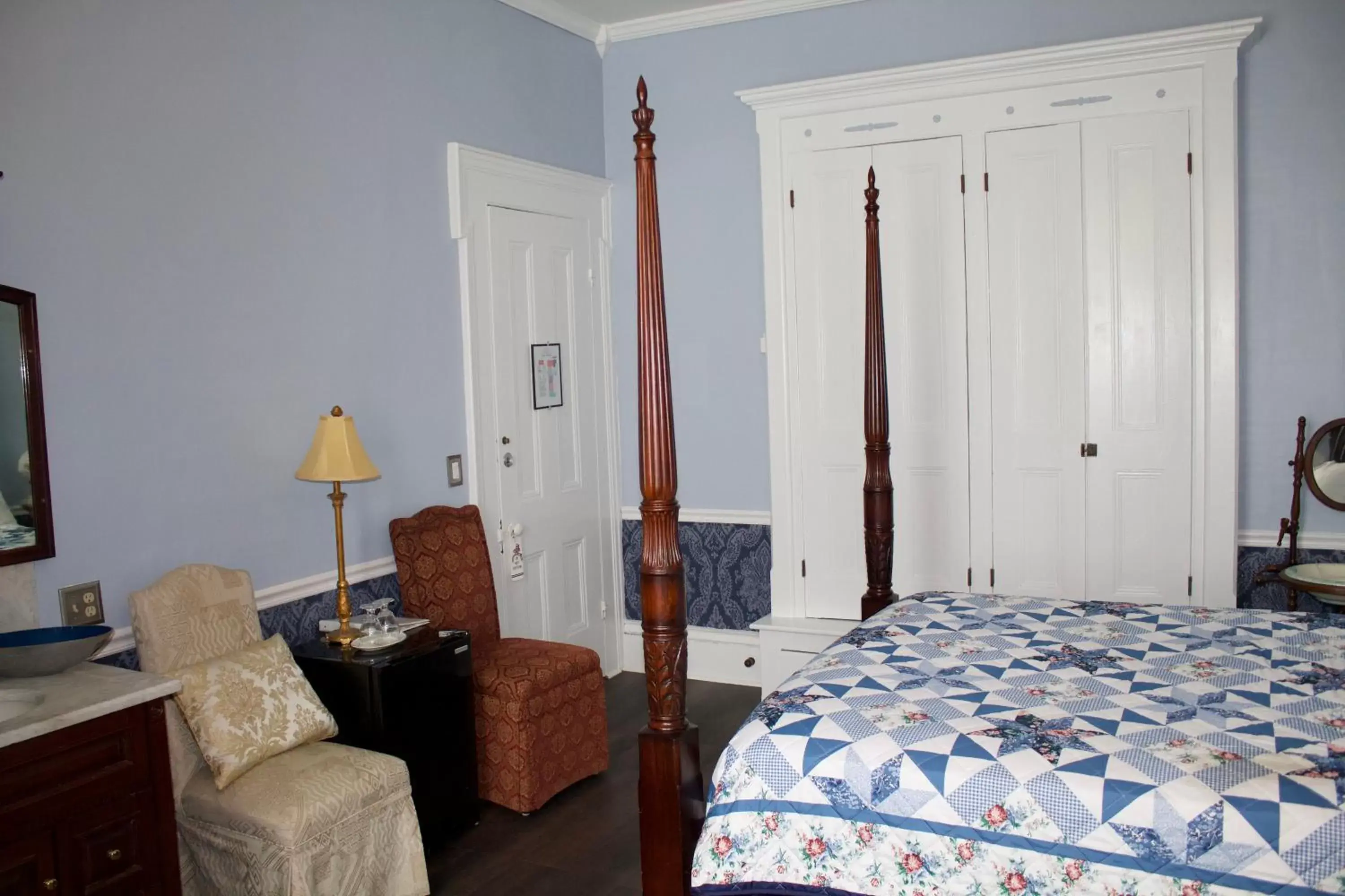 Photo of the whole room, Bed in The Gridley Inn B&B
