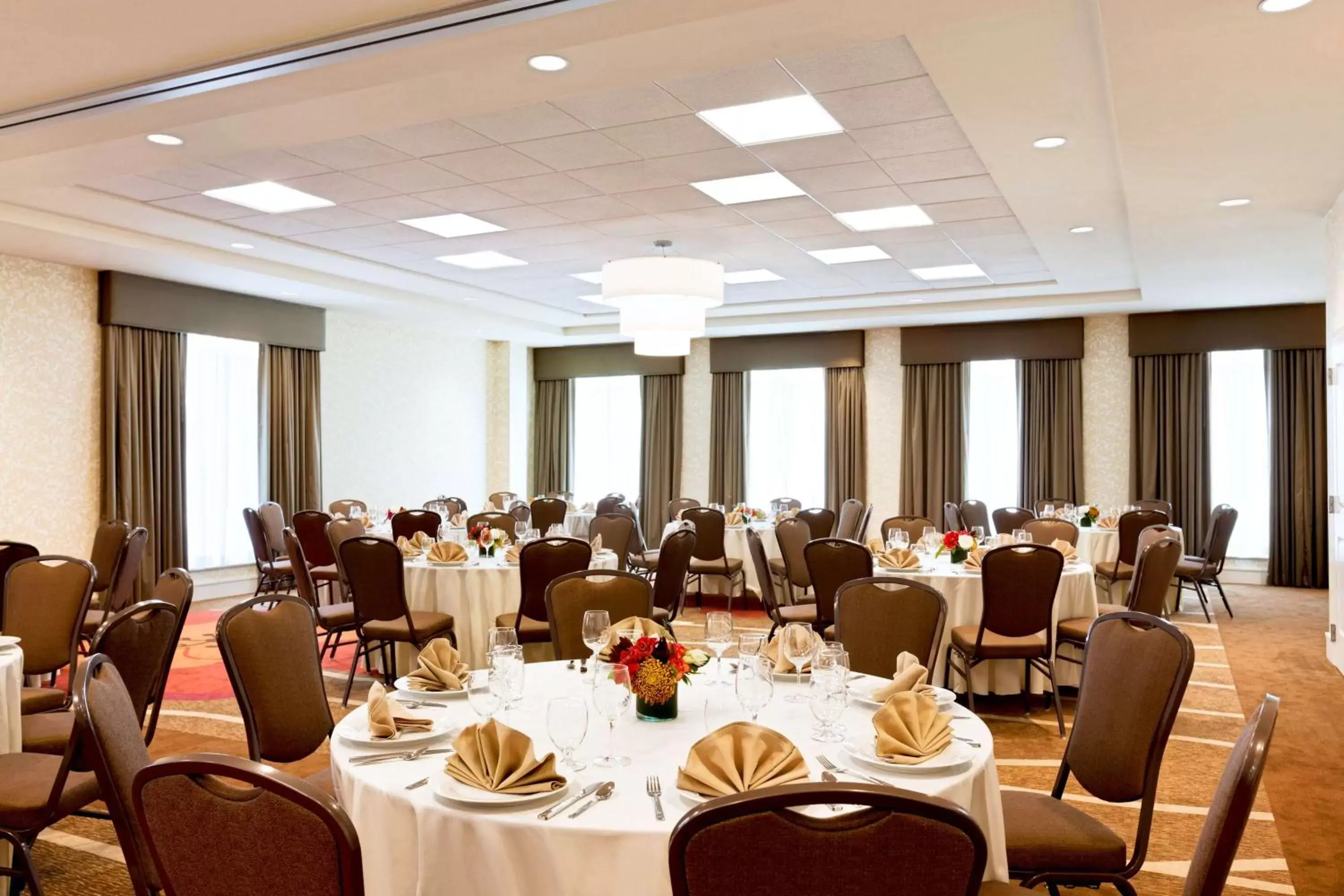 Meeting/conference room, Restaurant/Places to Eat in Hilton Garden Inn Boston Logan Airport