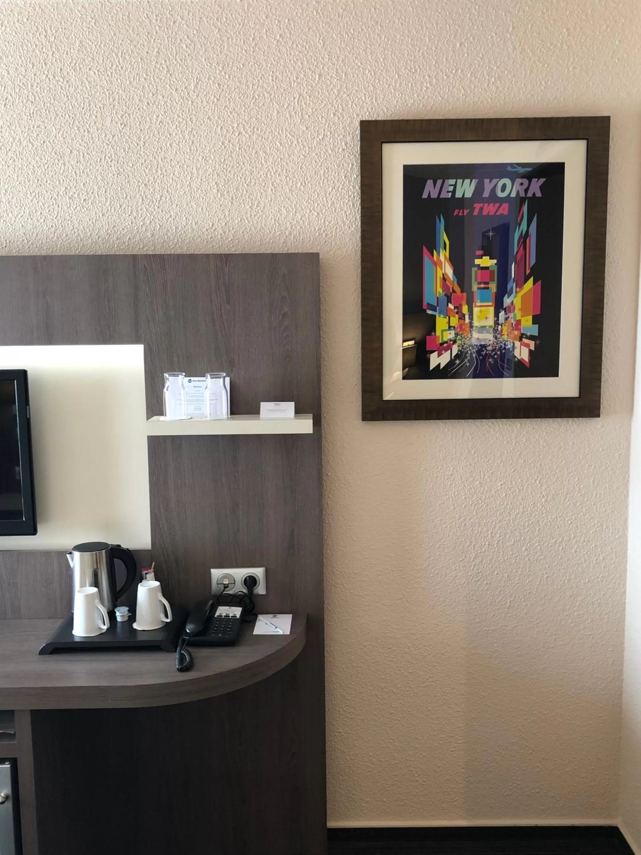 Coffee/tea facilities in Best Western Marseille Aeroport