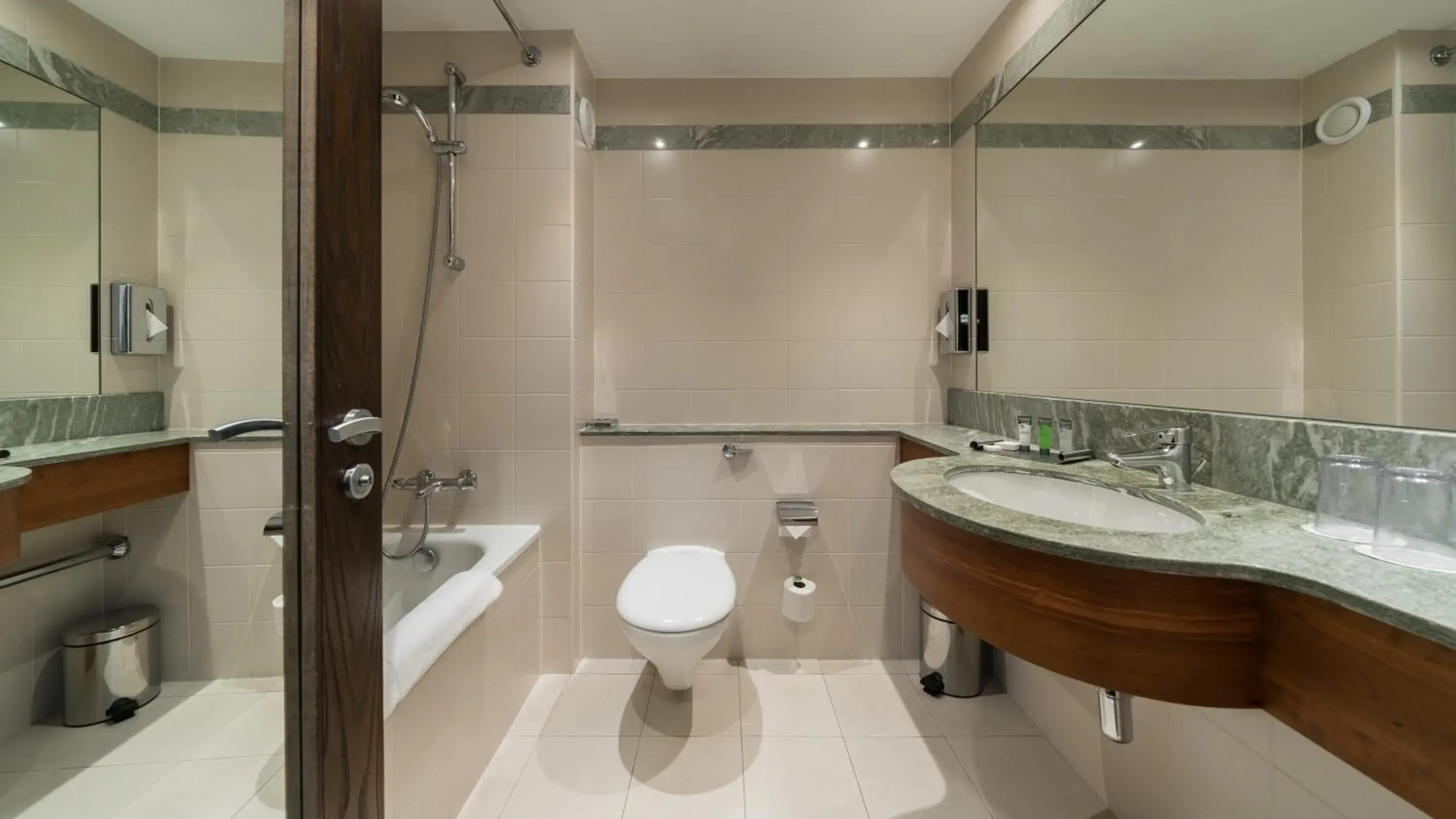 Bathroom in Cavan Crystal Hotel