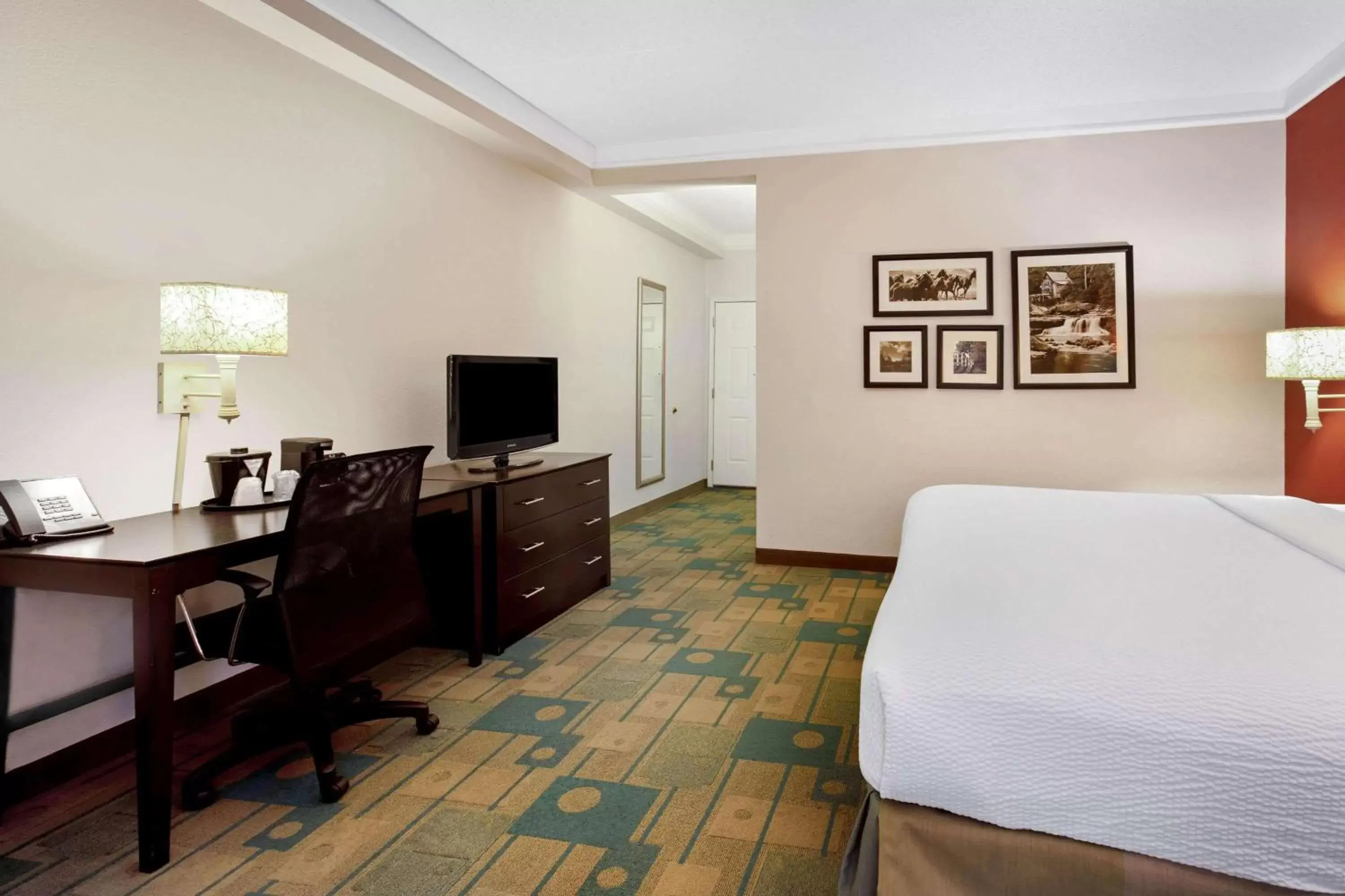 Photo of the whole room, Seating Area in La Quinta by Wyndham Dallas DFW Airport North