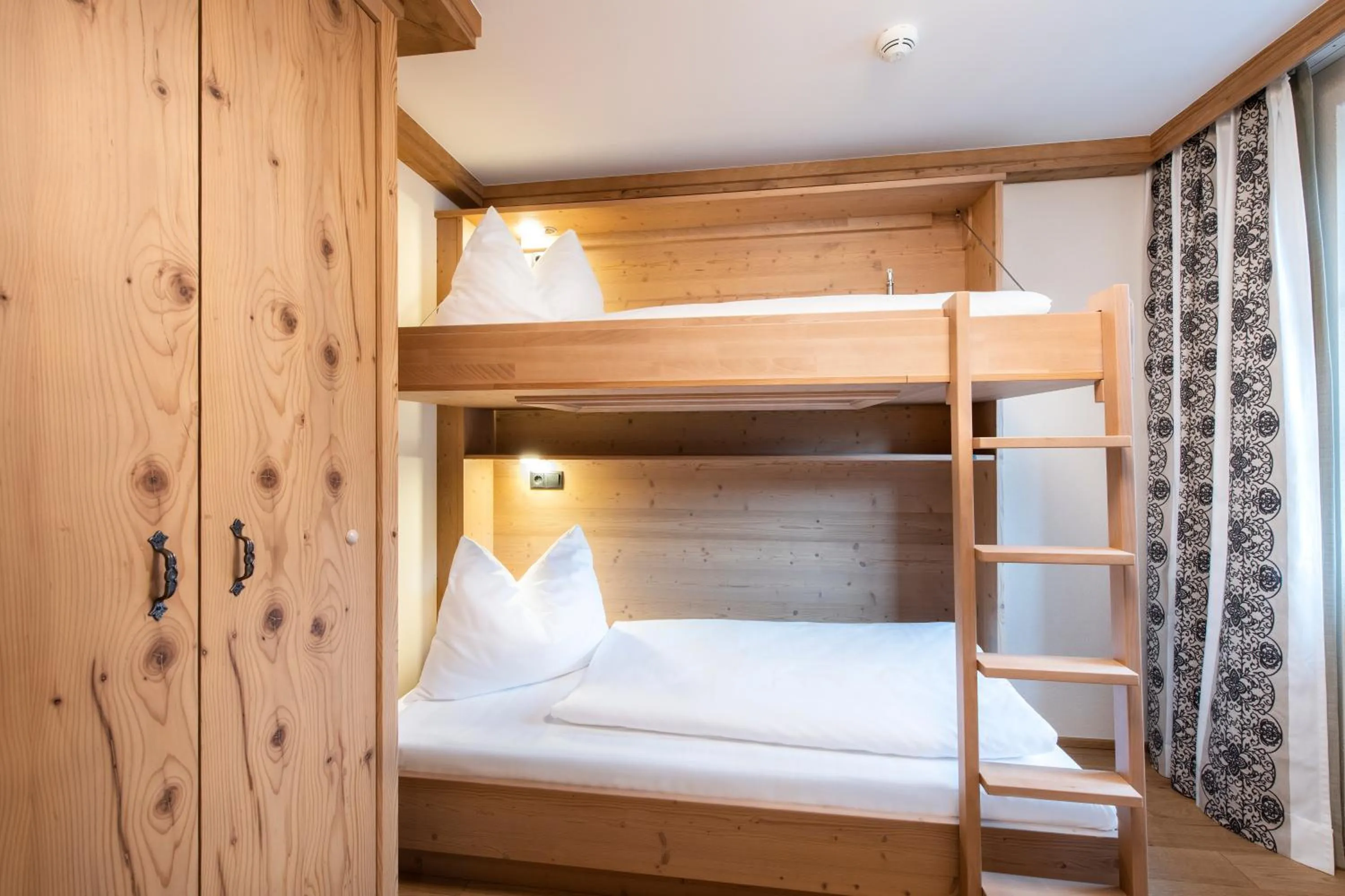 bunk bed, Bed in Alpenhotel Kramerwirt