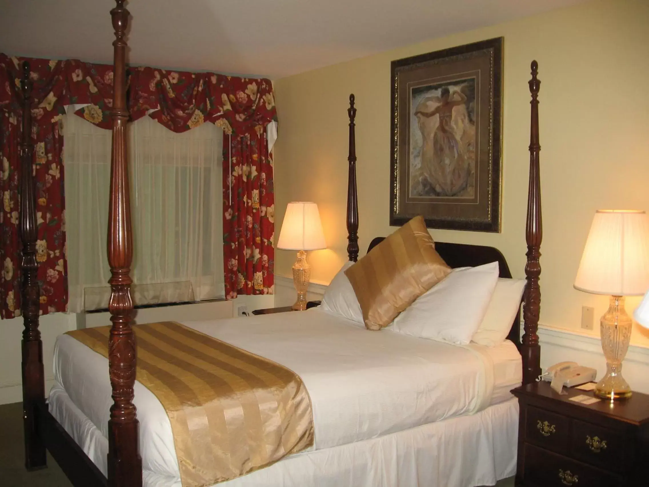 Bed in Dan'l Webster Inn and Spa