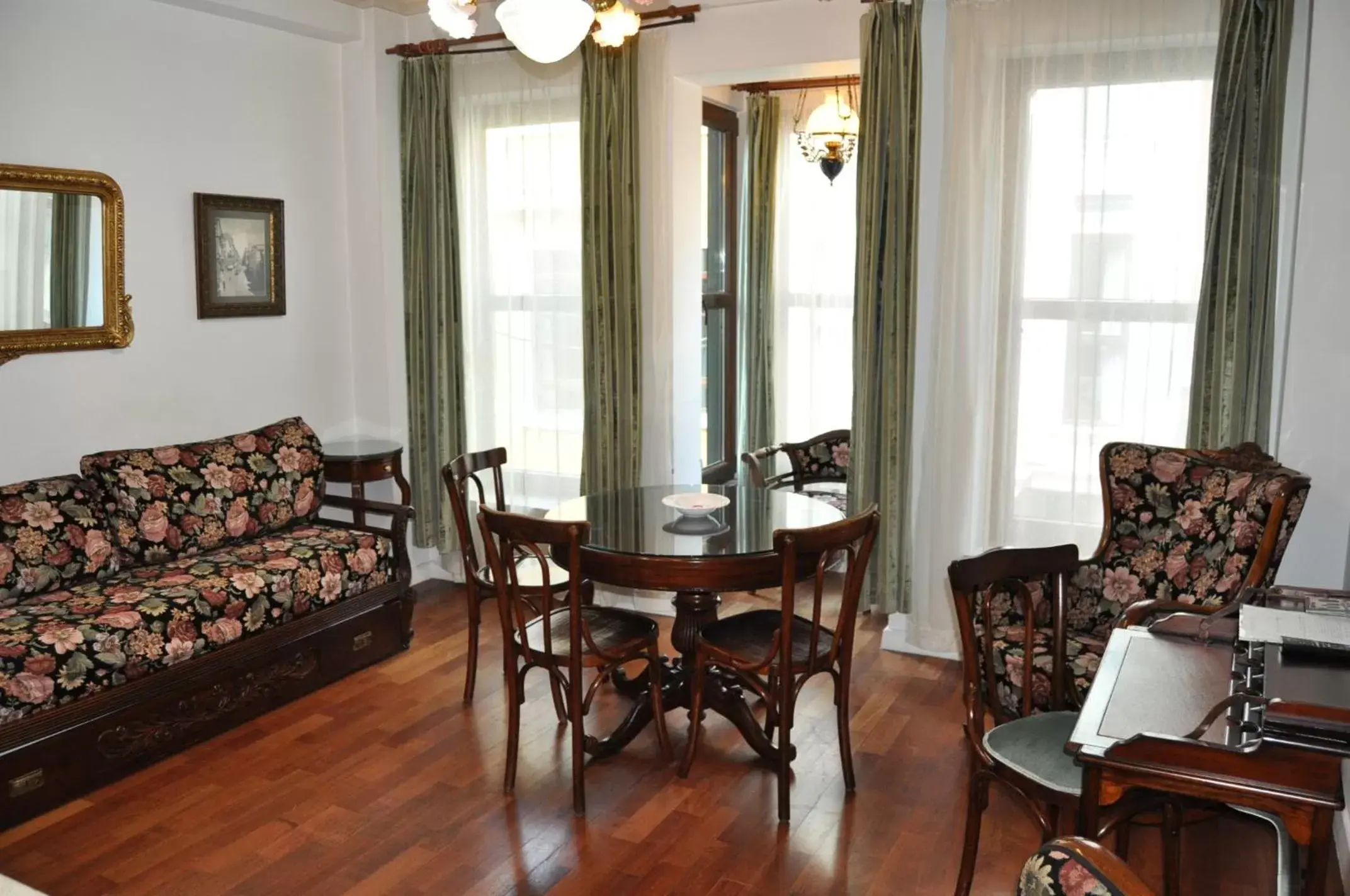 Living room, Dining Area in Villa Pera Suite Hotel
