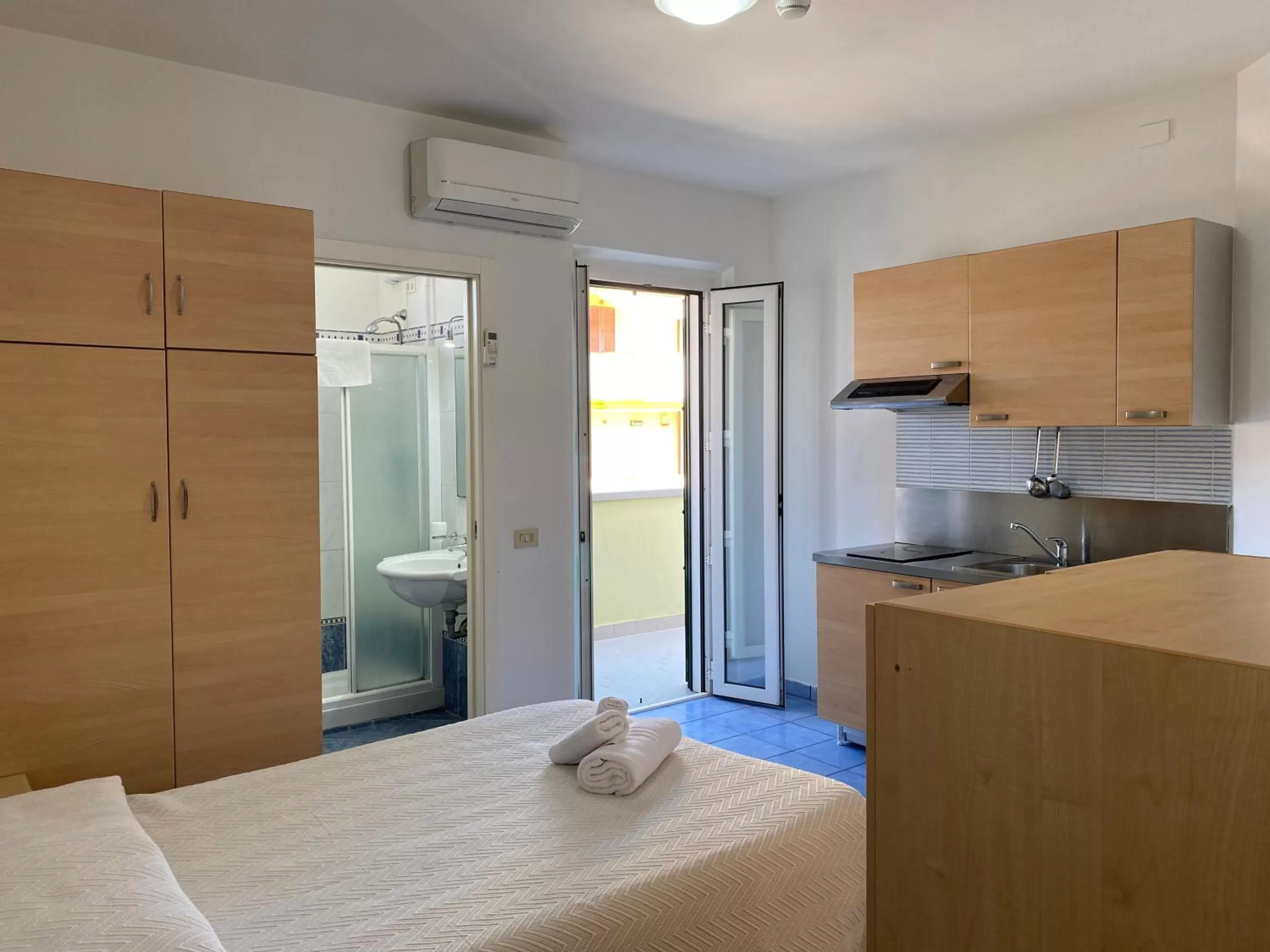 Photo of the whole room, Bed in Residence Playa