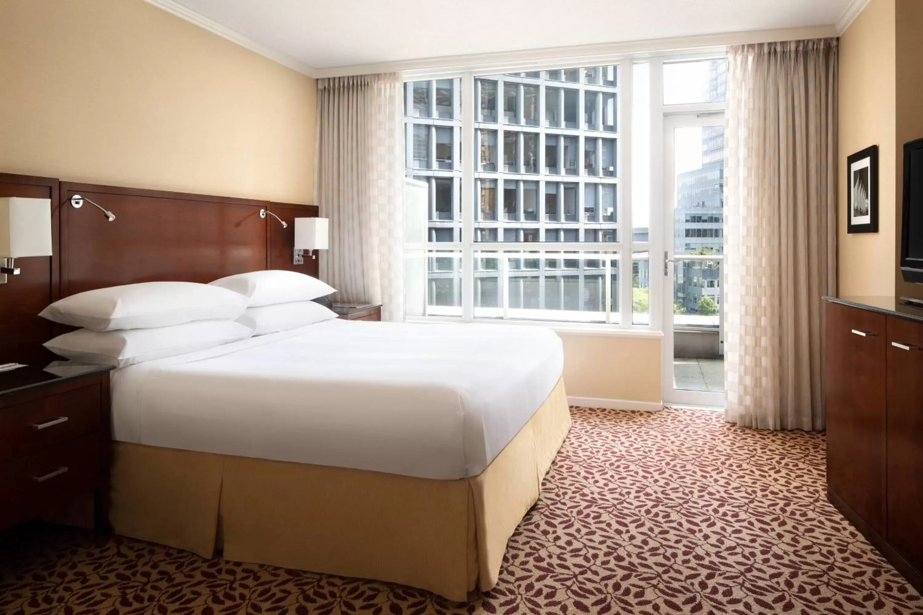 Bedroom, Bed in Vancouver Marriott Pinnacle Downtown Hotel