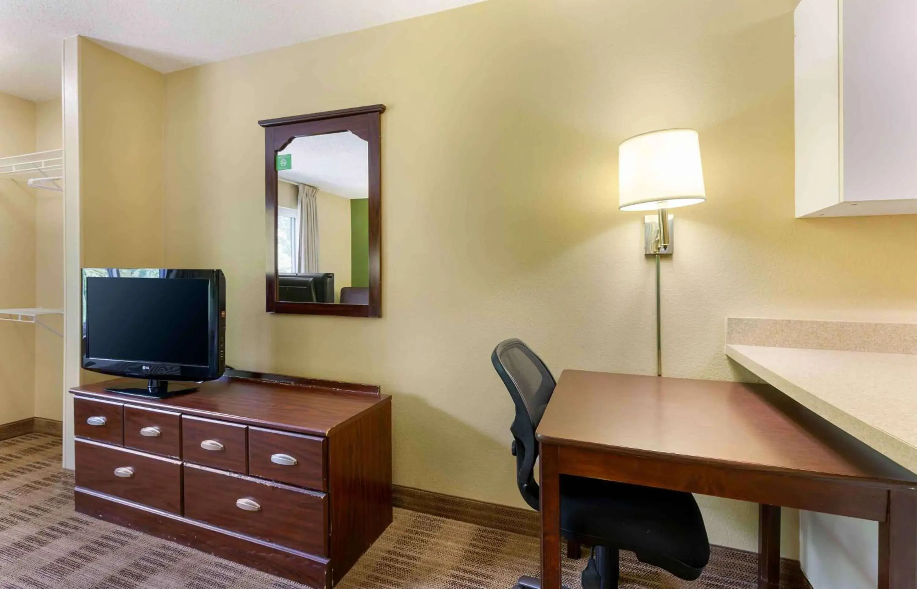 Bedroom, TV/Entertainment Center in Extended Stay America Suites - Washington, DC - Landover
