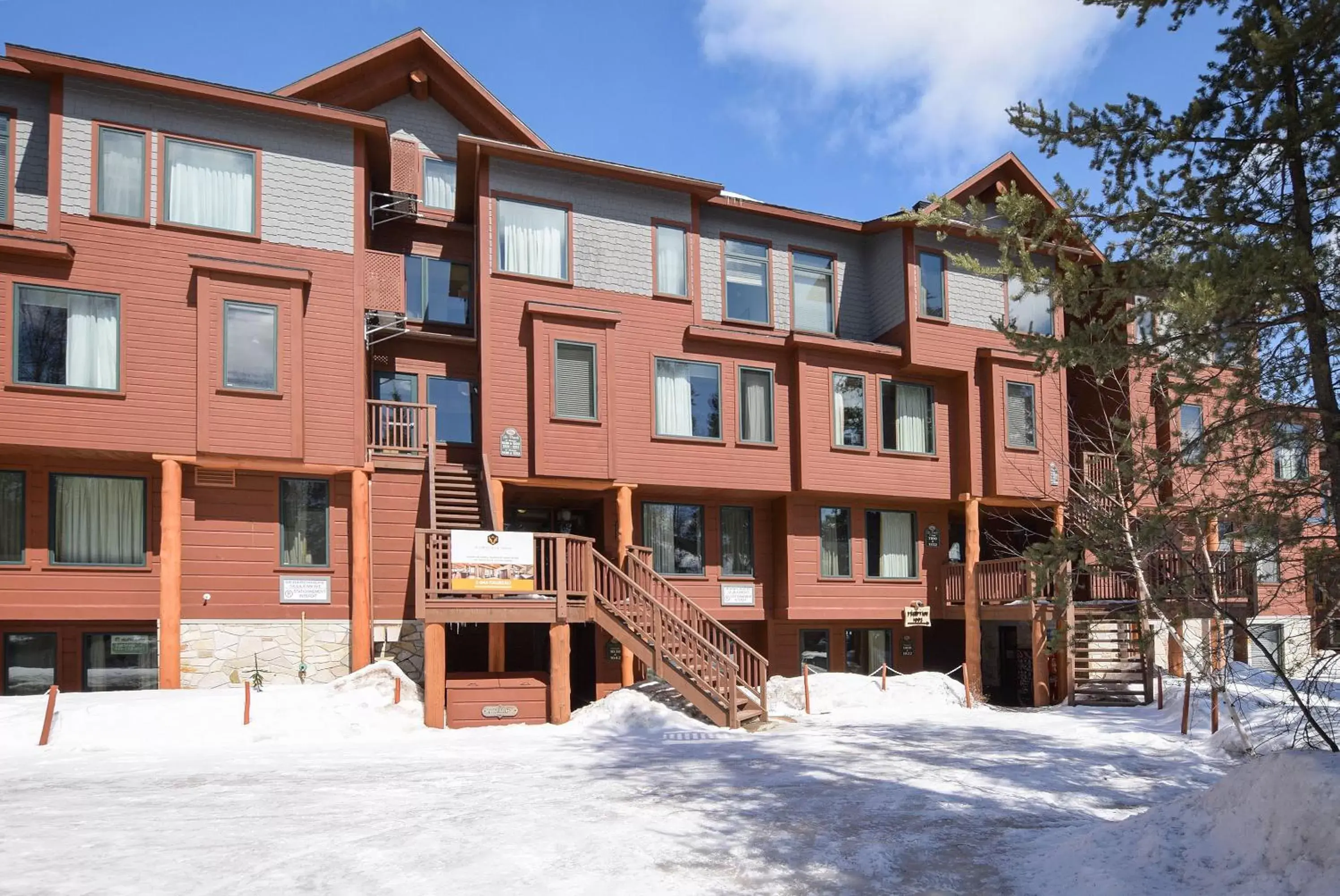 Winter in Les Condos Du Lac Taureau- Rooms & Condos