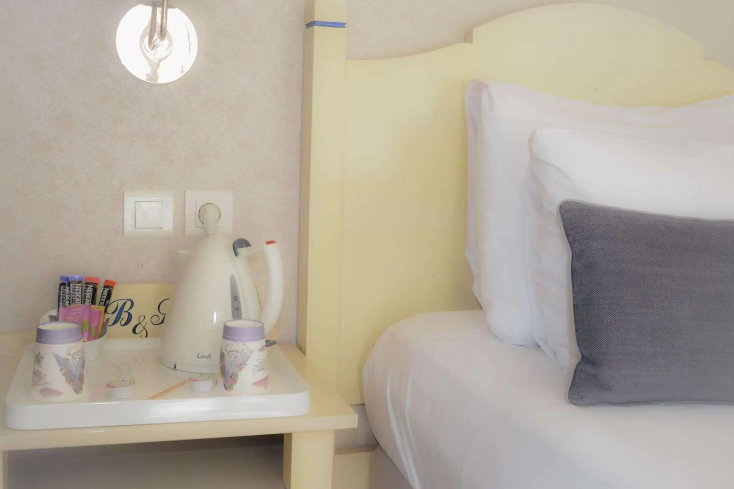Bedroom, Bed in Best Western Gemenos en Provence