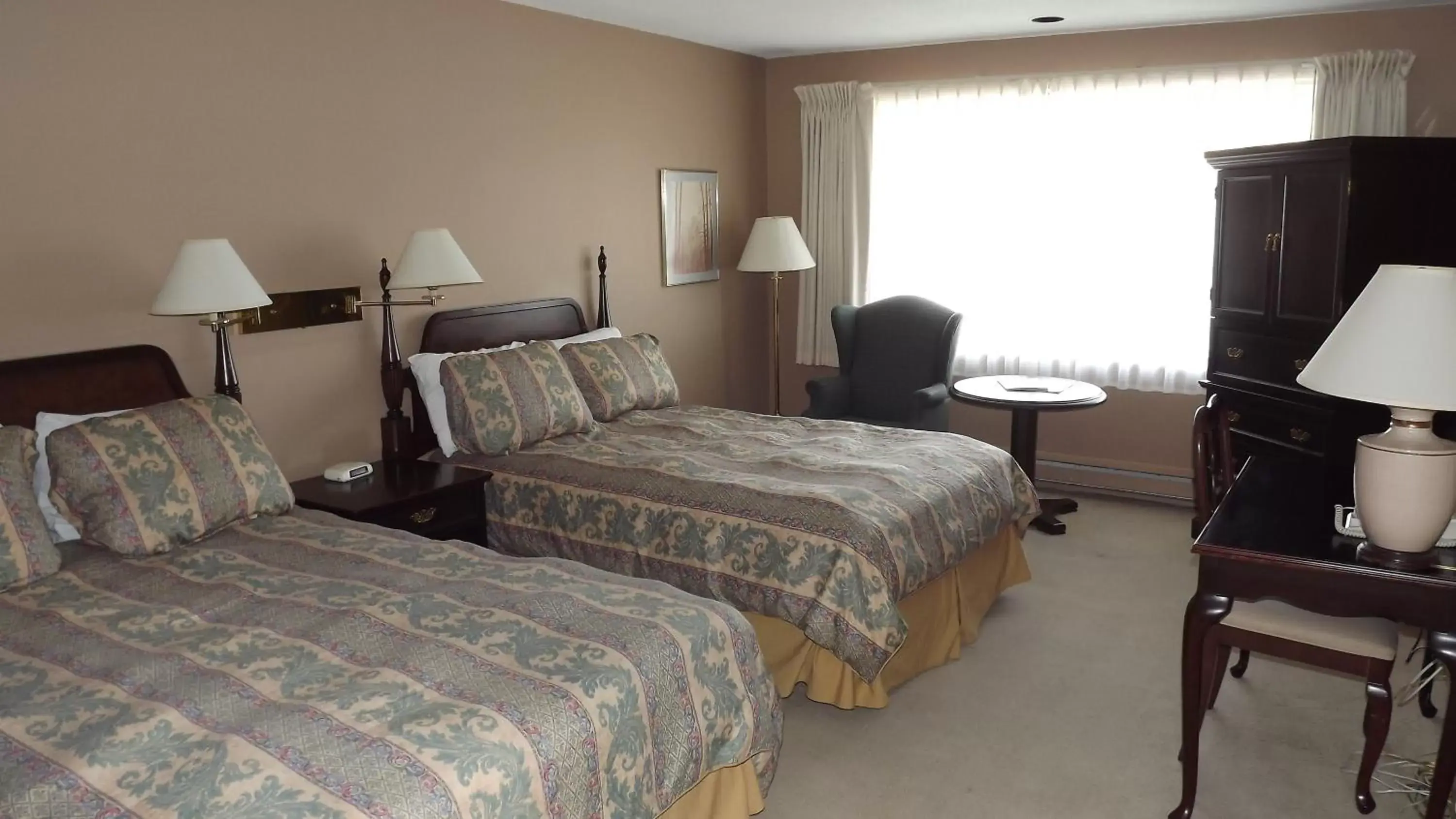 Photo of the whole room, Bed in The Pacific Inn