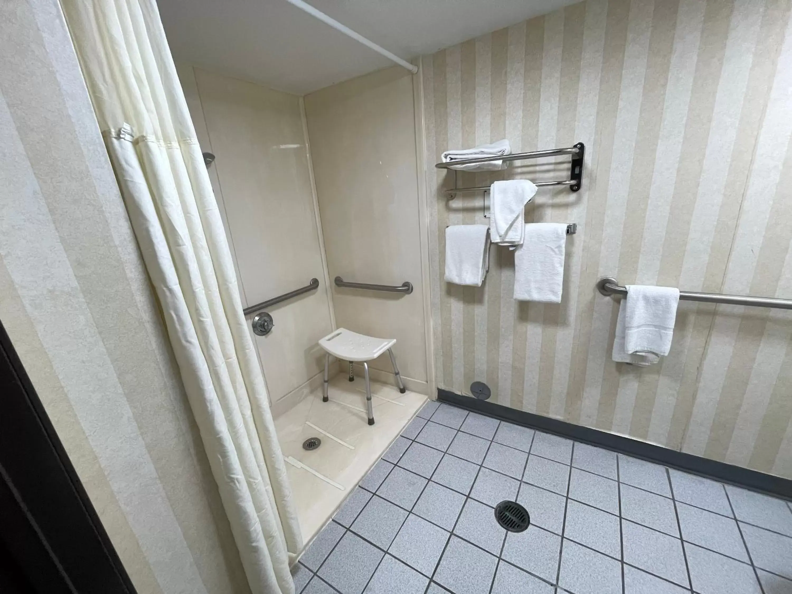 Property building, Bathroom in Quality Inn & Suites North Gibsonia