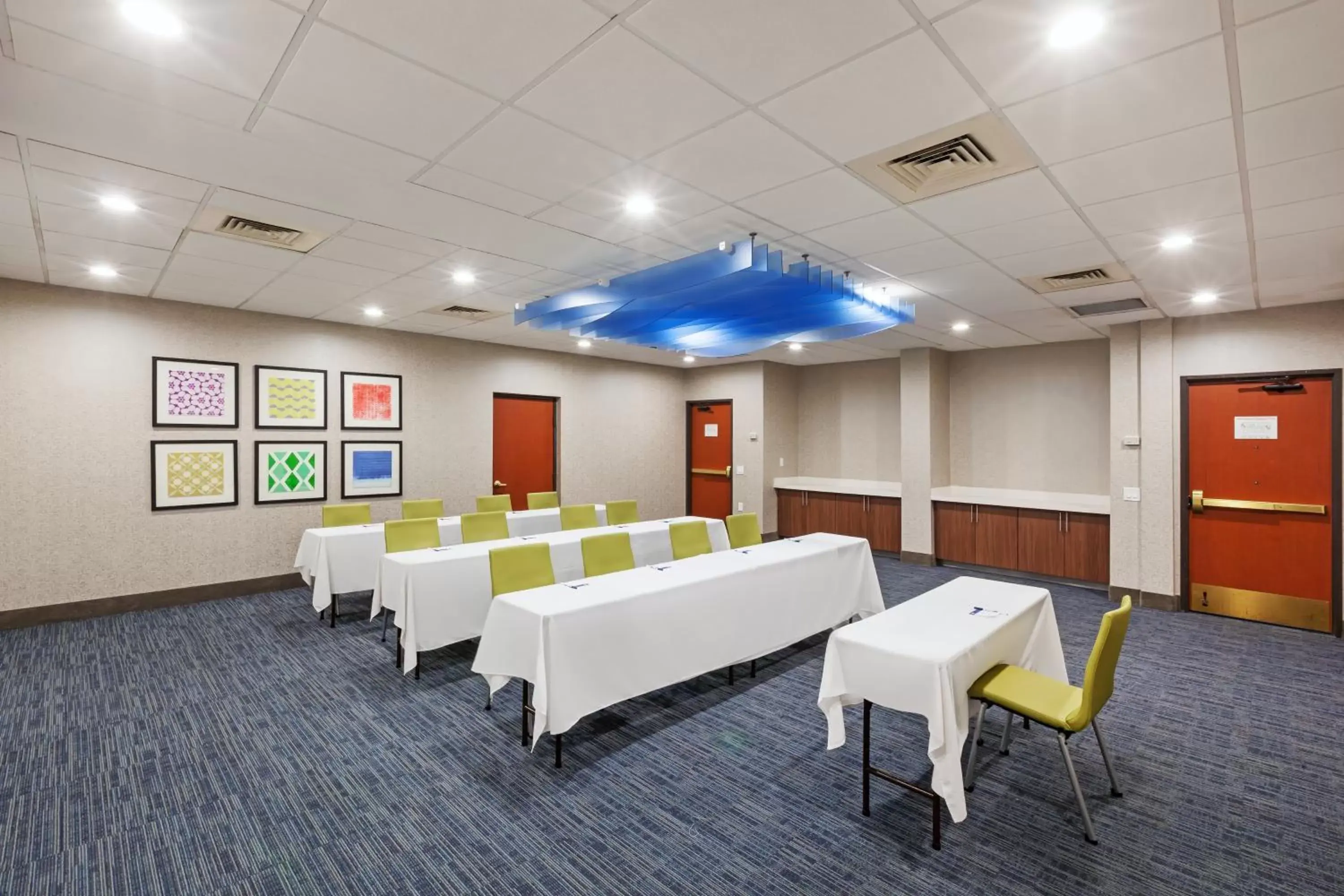 Meeting/conference room in Holiday Inn Express & Suites Houston - Memorial Park Area, an IHG Hotel