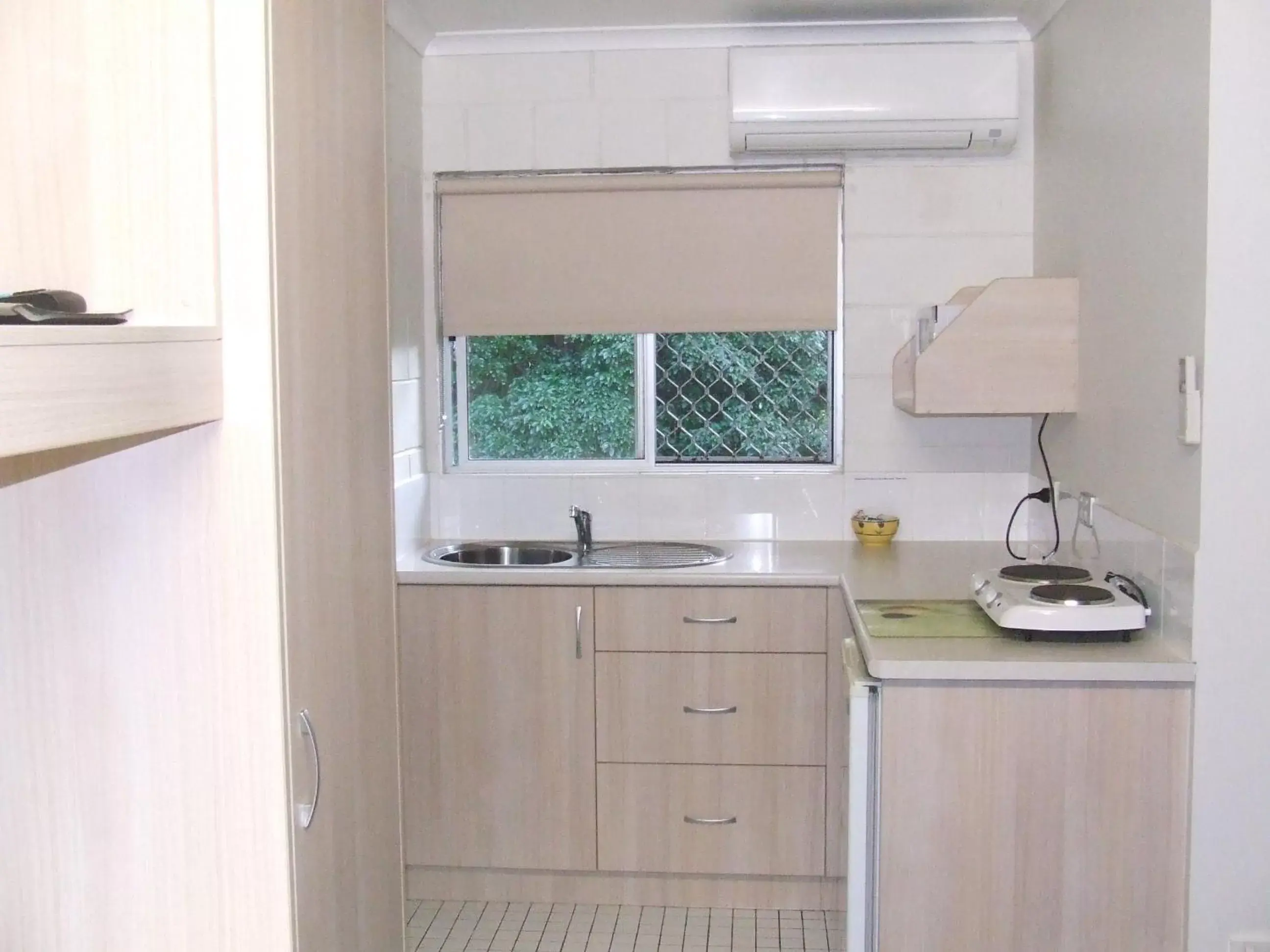 Kitchen or kitchenette, Kitchen/Kitchenette in Mango Tree Motel