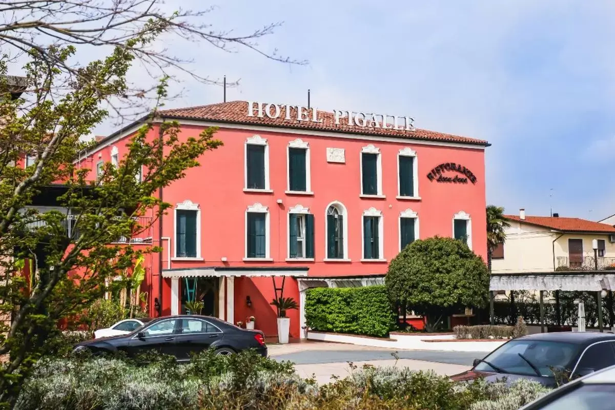 Property Building in Hotel Villa Pigalle