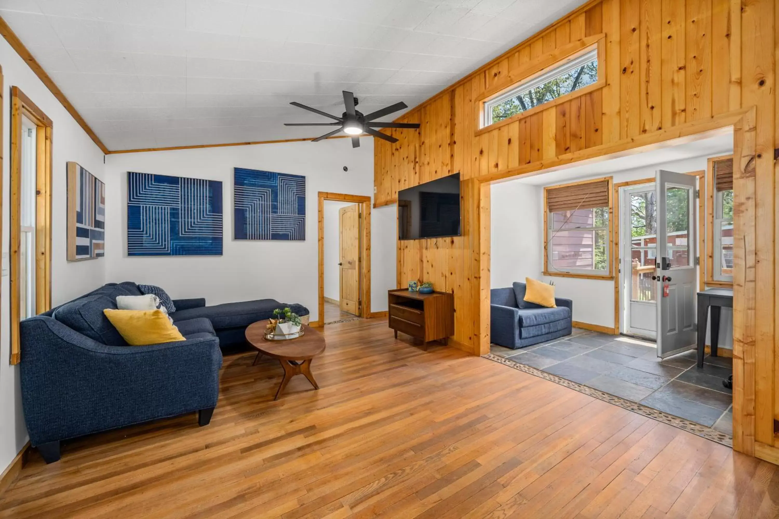 Living room, Seating Area in CedarWood Inn