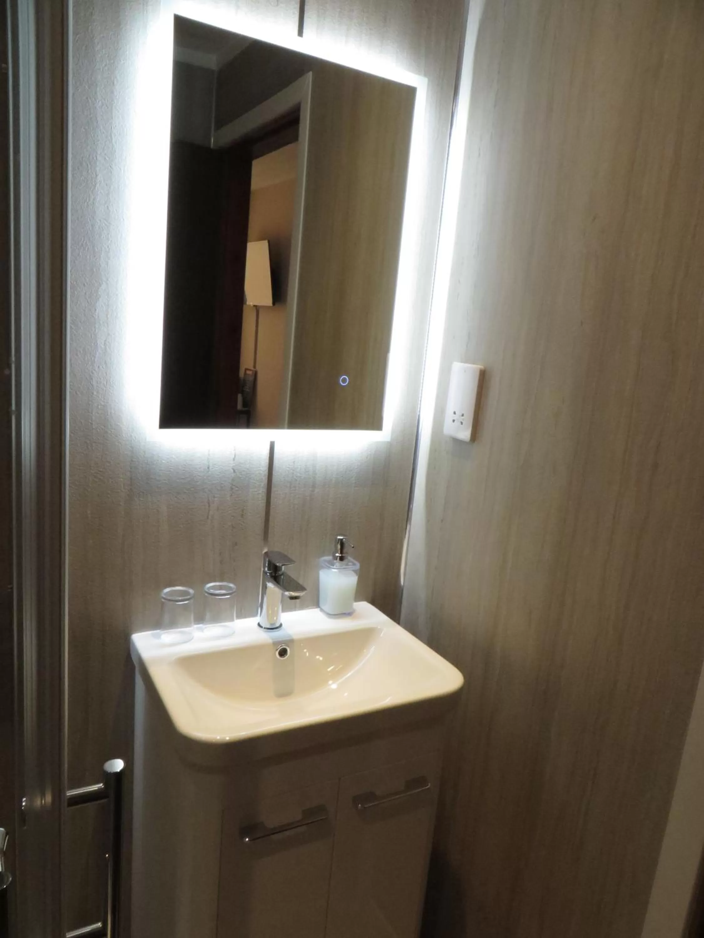 Bathroom in Eriskay B&B and Aviemore Glamping