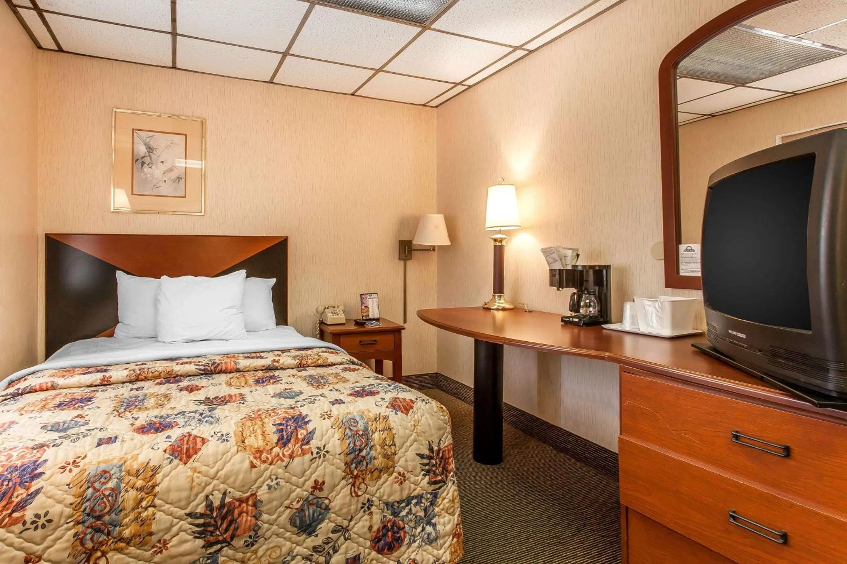 Photo of the whole room, Bed in Rodeway Inn Sandusky North