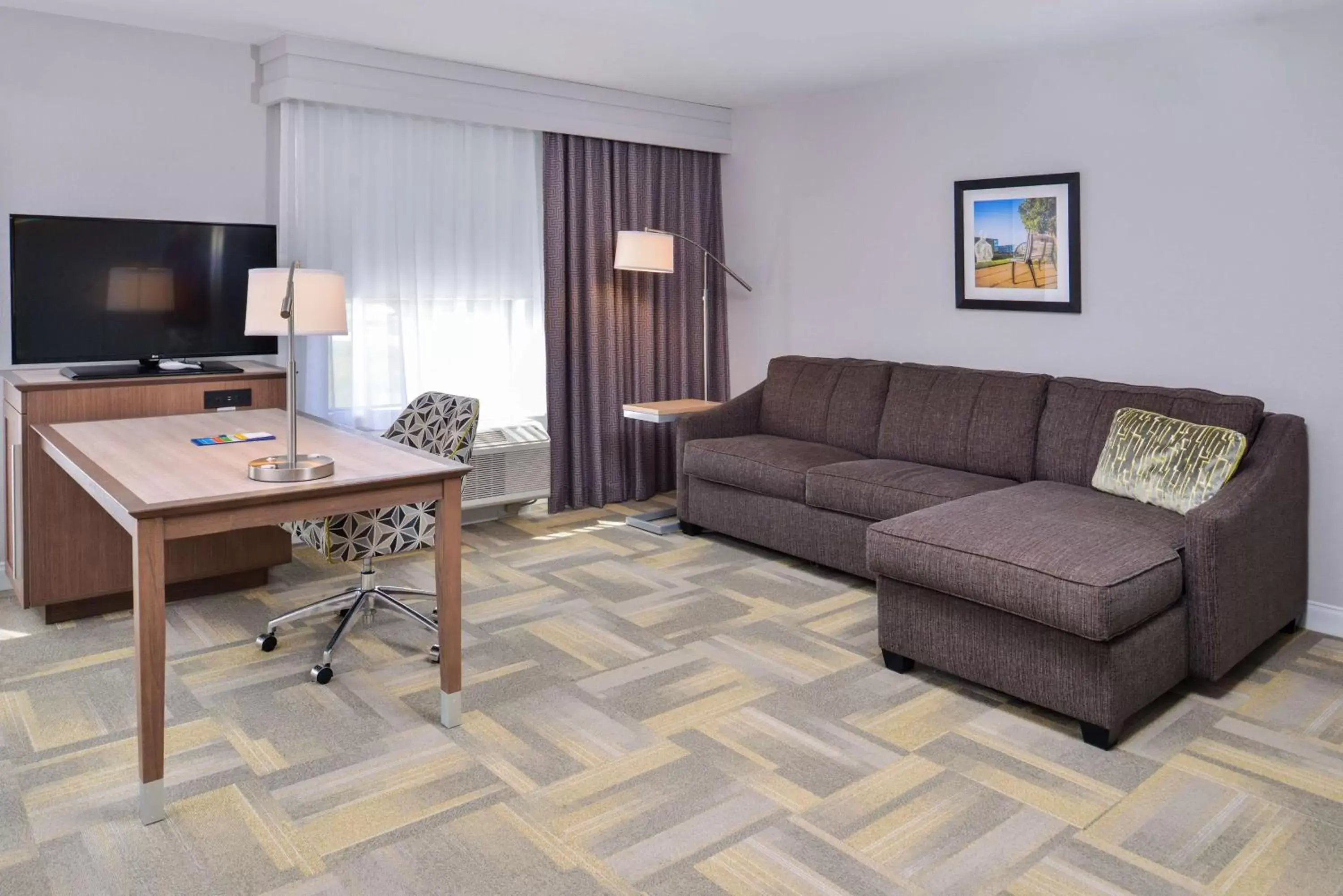 Bed, Seating Area in Hampton Inn and Suites Altoona-Des Moines by Hilton