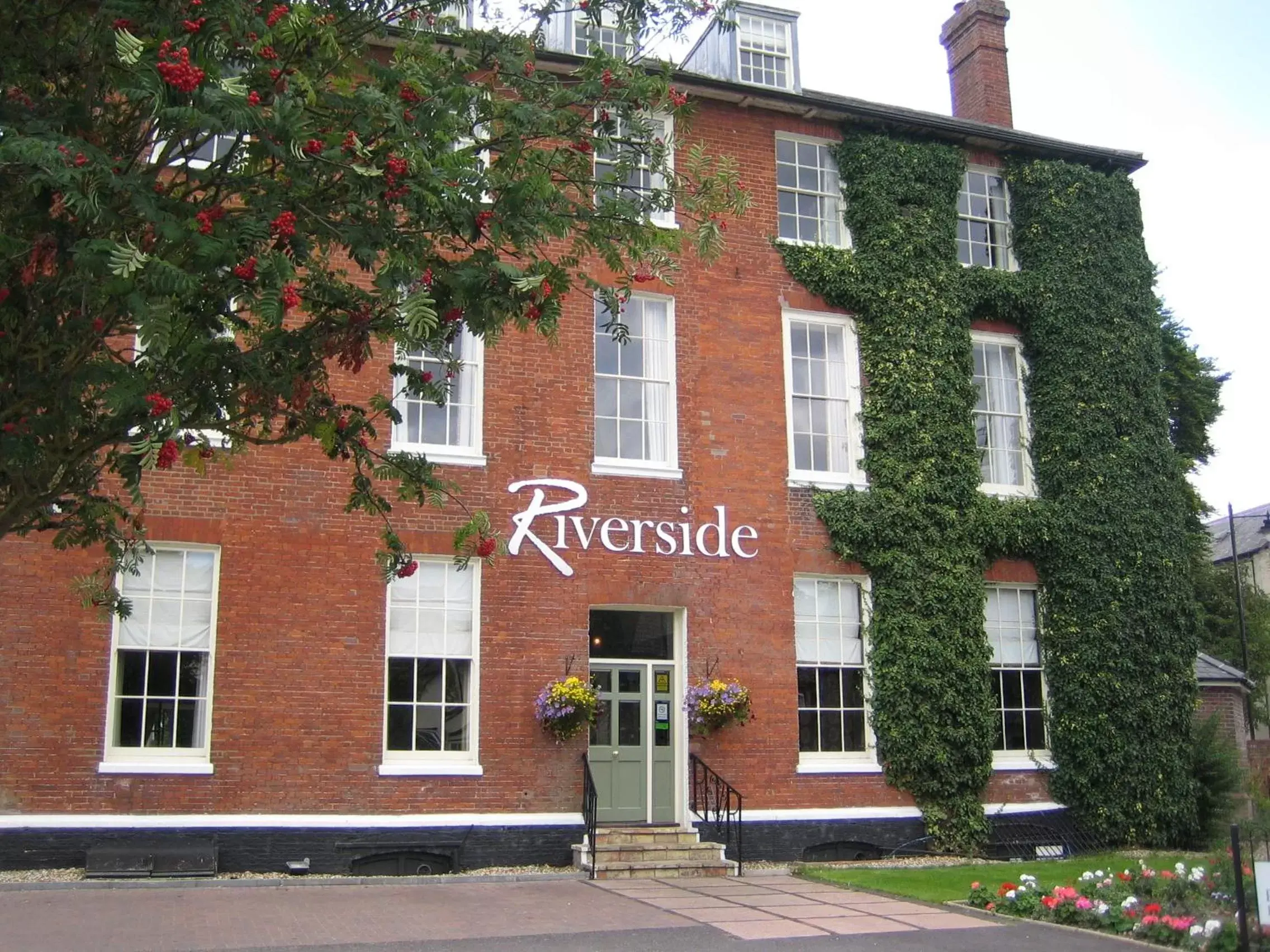 Facade/entrance in The Riverside House Hotel