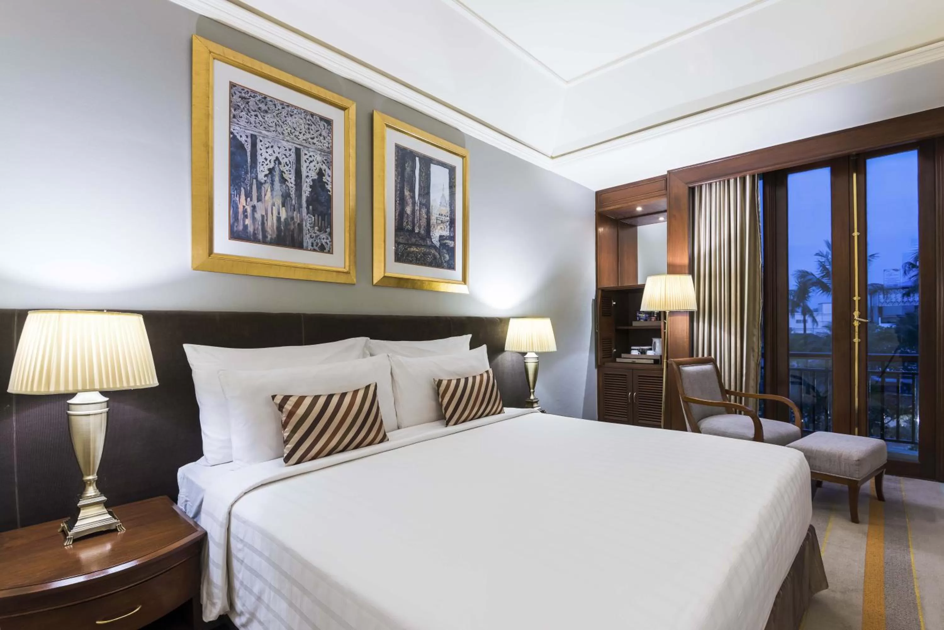 Bed in Chatrium Hotel Royal Lake Yangon