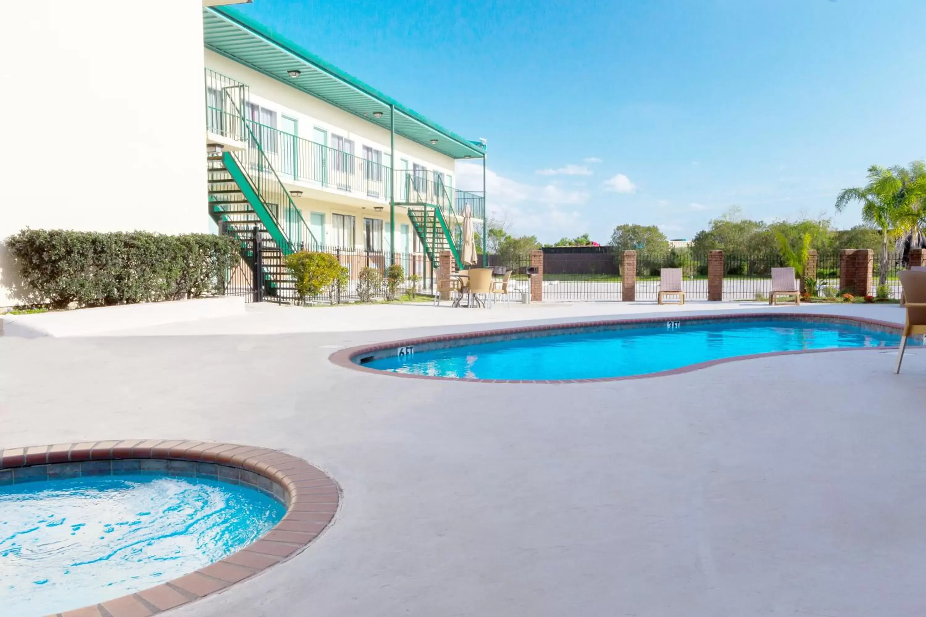 BBQ facilities, Swimming Pool in Marina Inn & Suites Chalmette-New Orleans