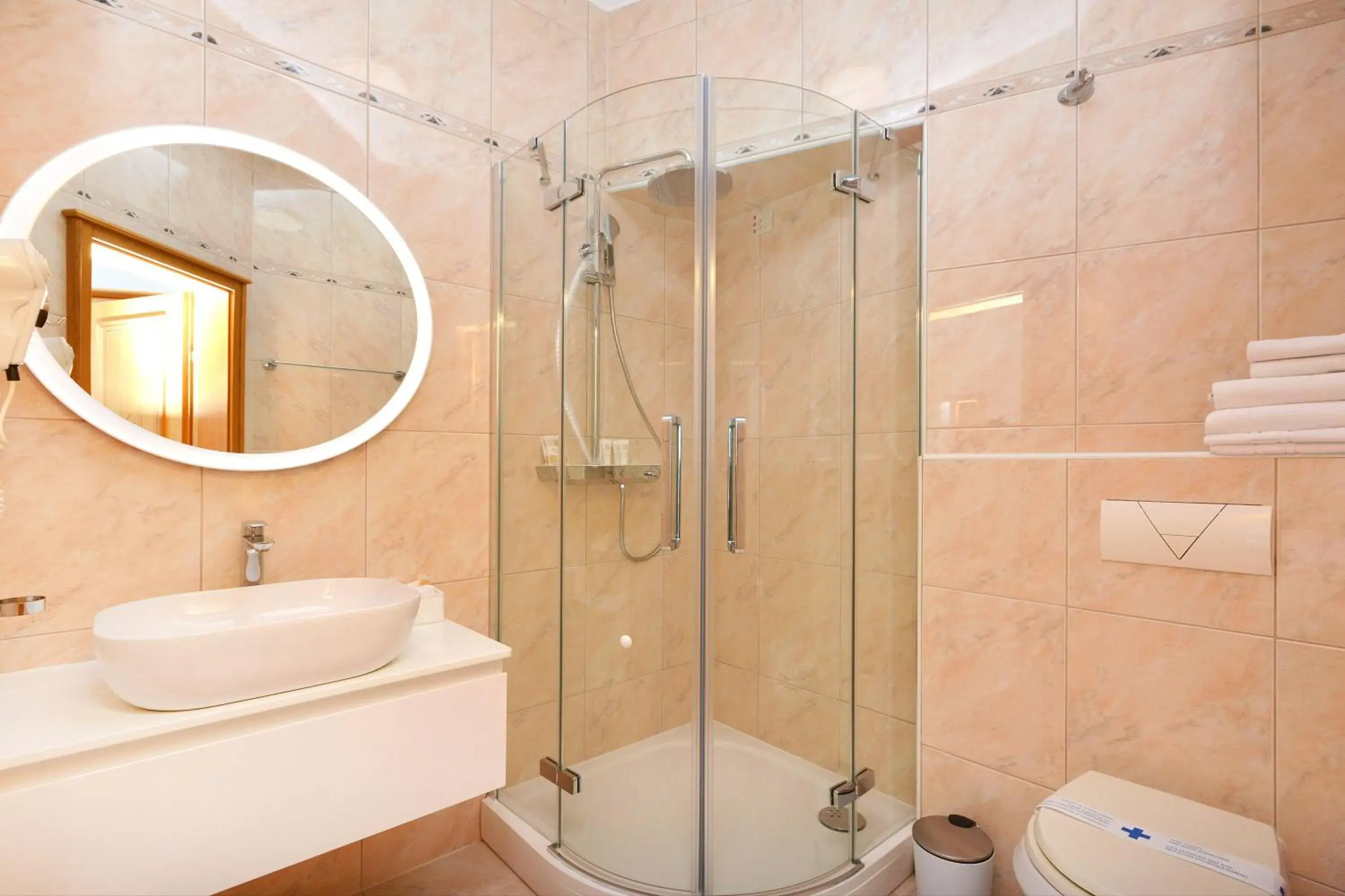Shower, Bathroom in Hotel Adriana