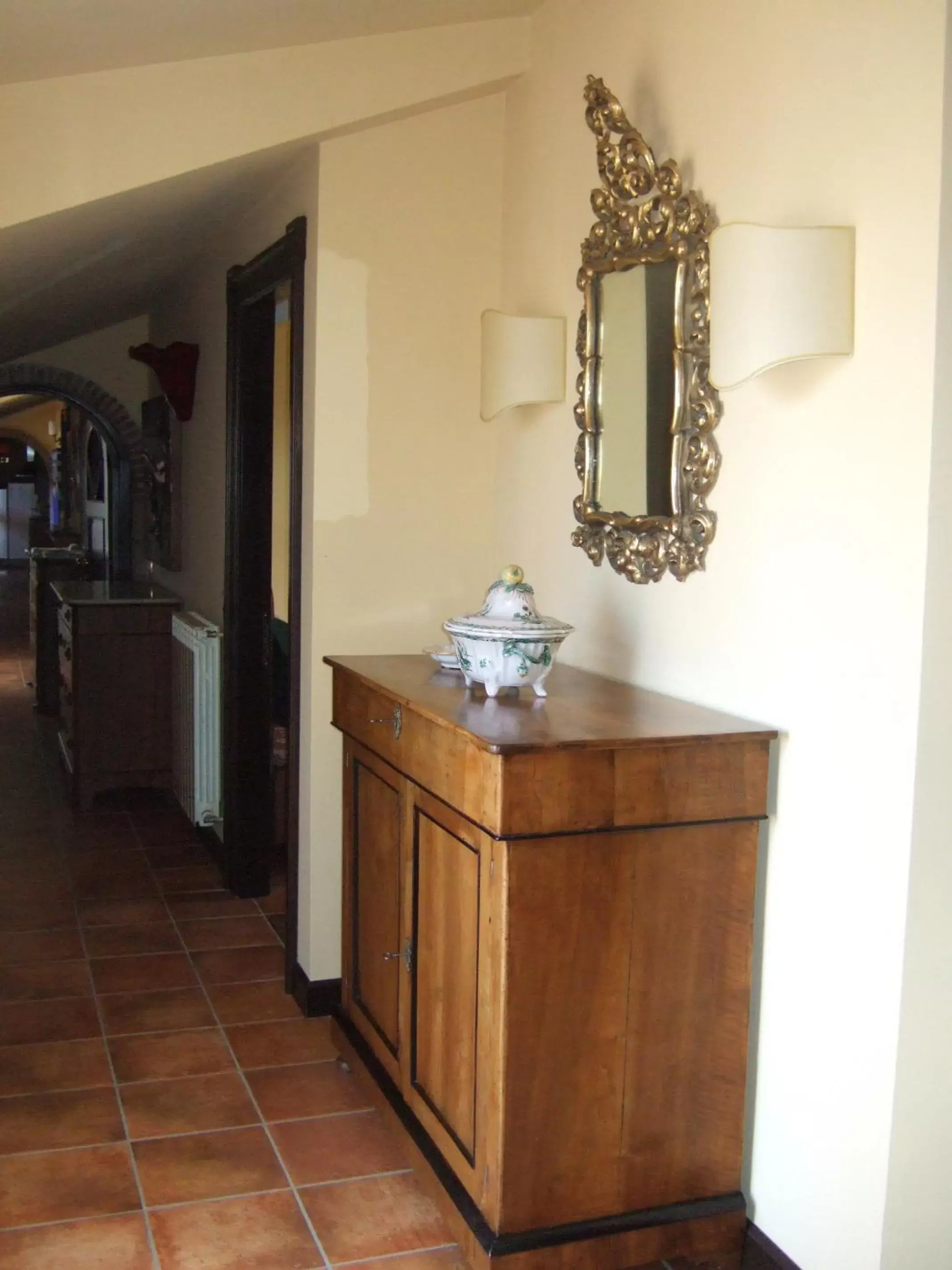 Decorative detail, TV/Entertainment Center in B&B MontAlbano