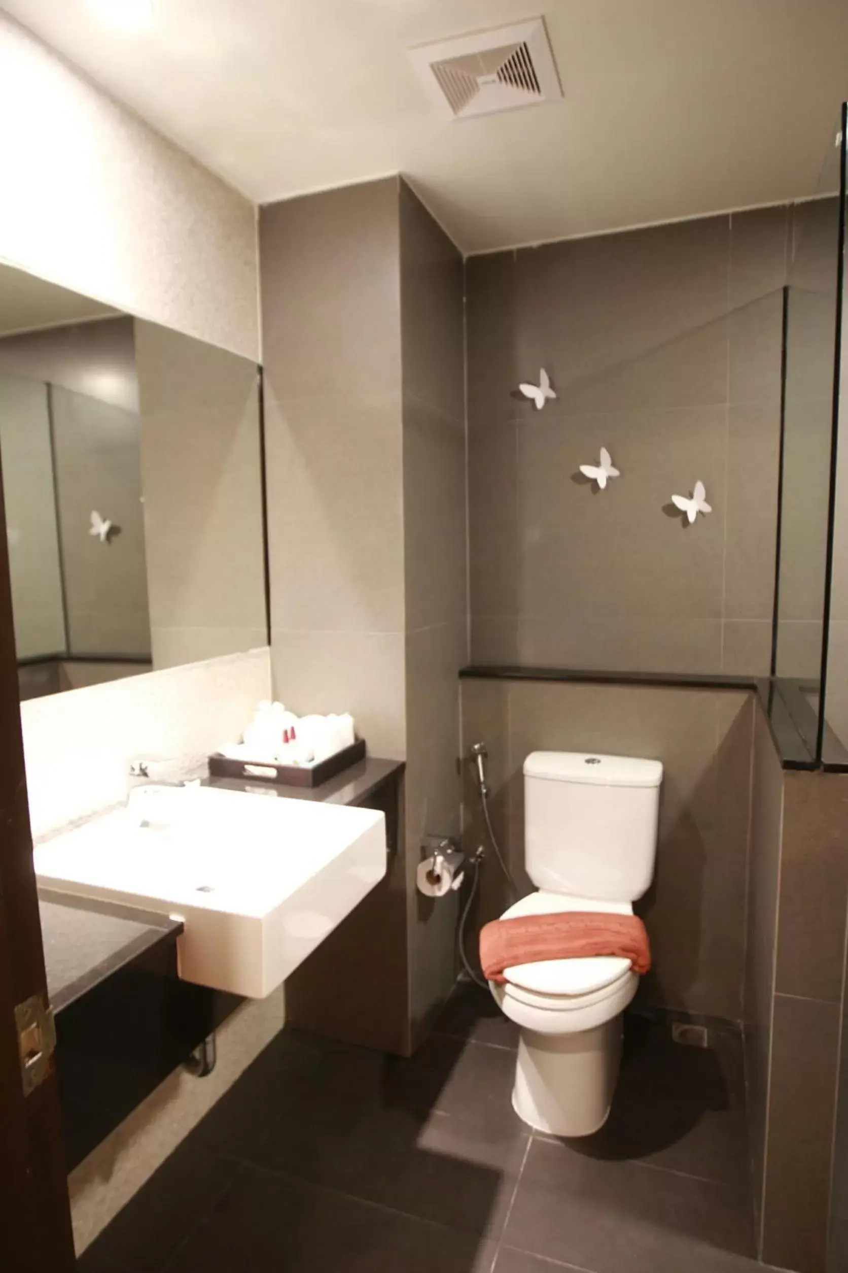 Photo of the whole room, Bathroom in Levana Pattaya Hotel - SHA Extra Plus