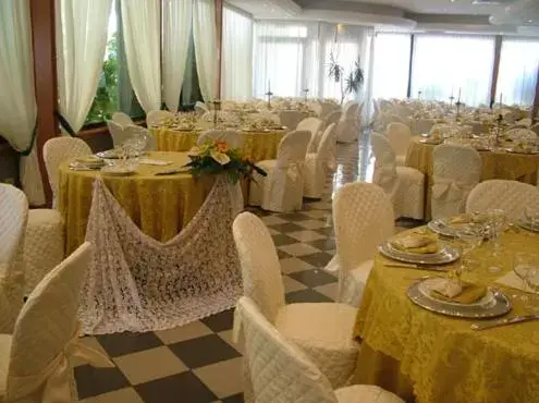 Restaurant/places to eat, Banquet Facilities in Platani Hotel