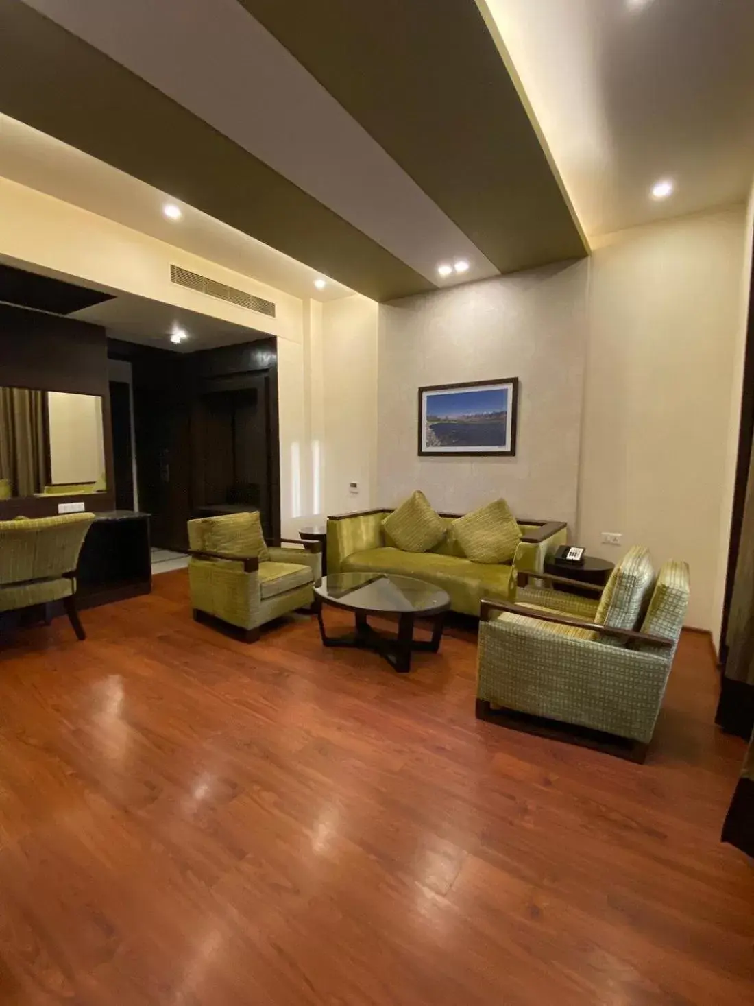 Living room, Seating Area in Four Points by Sheraton Srinagar