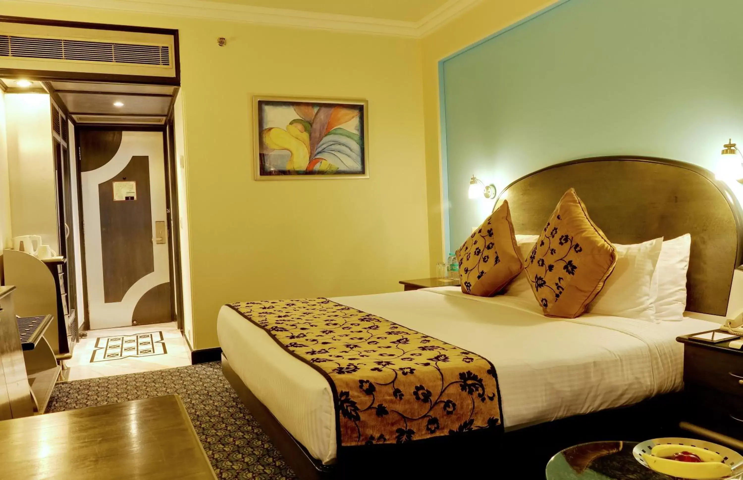 Bedroom, Bed in The Suryaa Hotel New Delhi