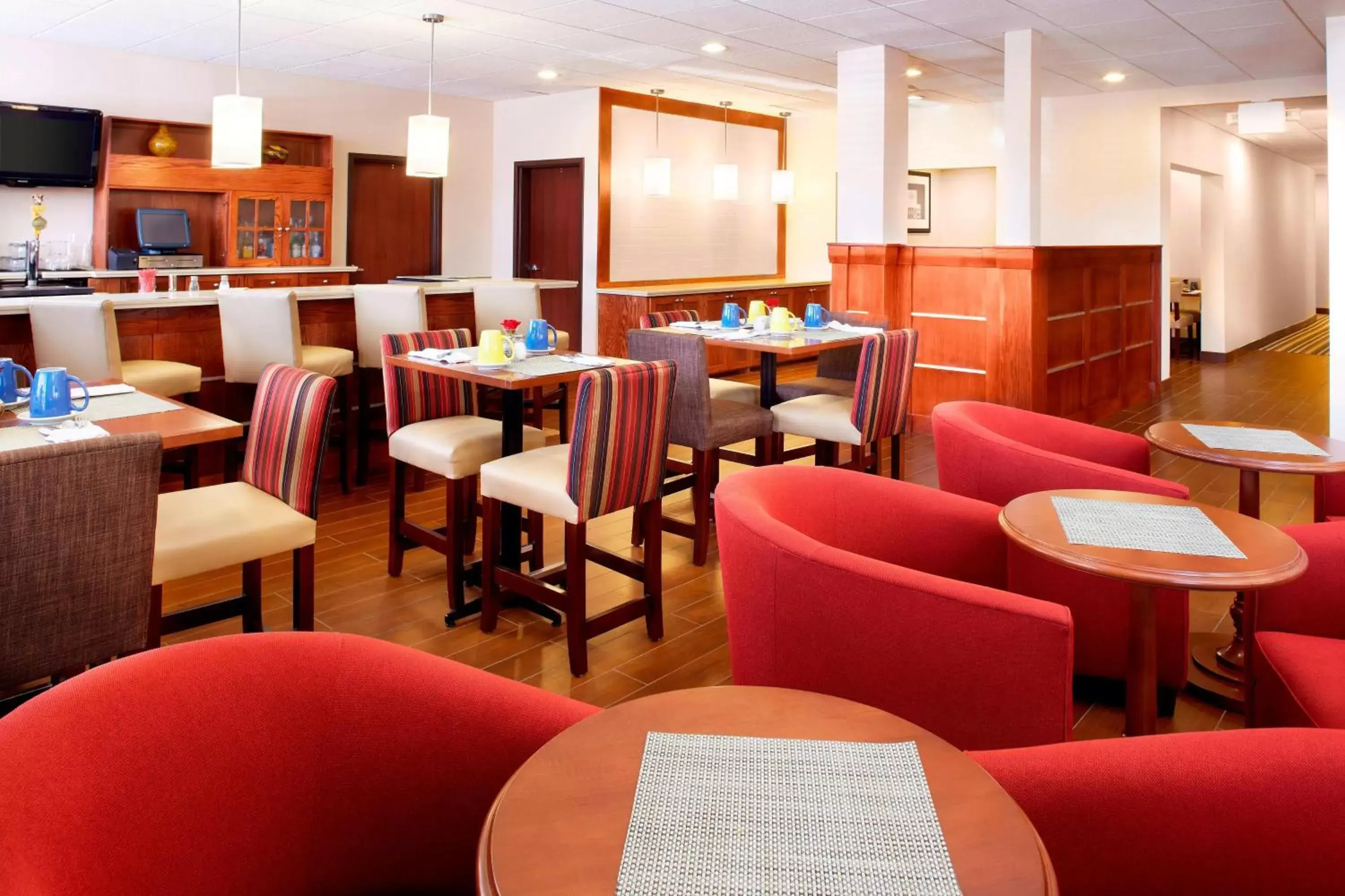 Restaurant/places to eat, Lounge/Bar in Four Points by Sheraton Houston Hobby Airport