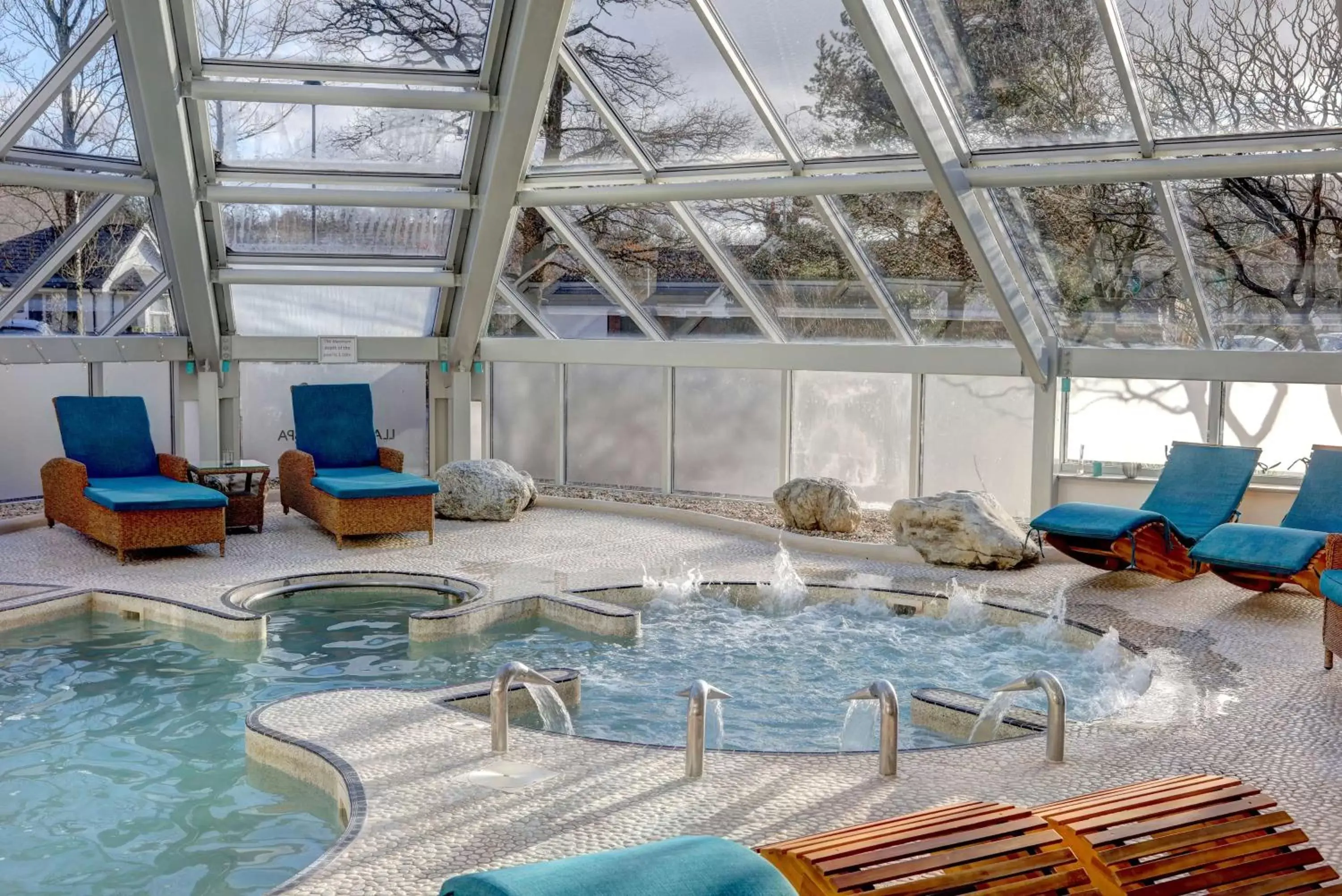 Hot Tub, Swimming Pool in Wild Pheasant Hotel & Spa