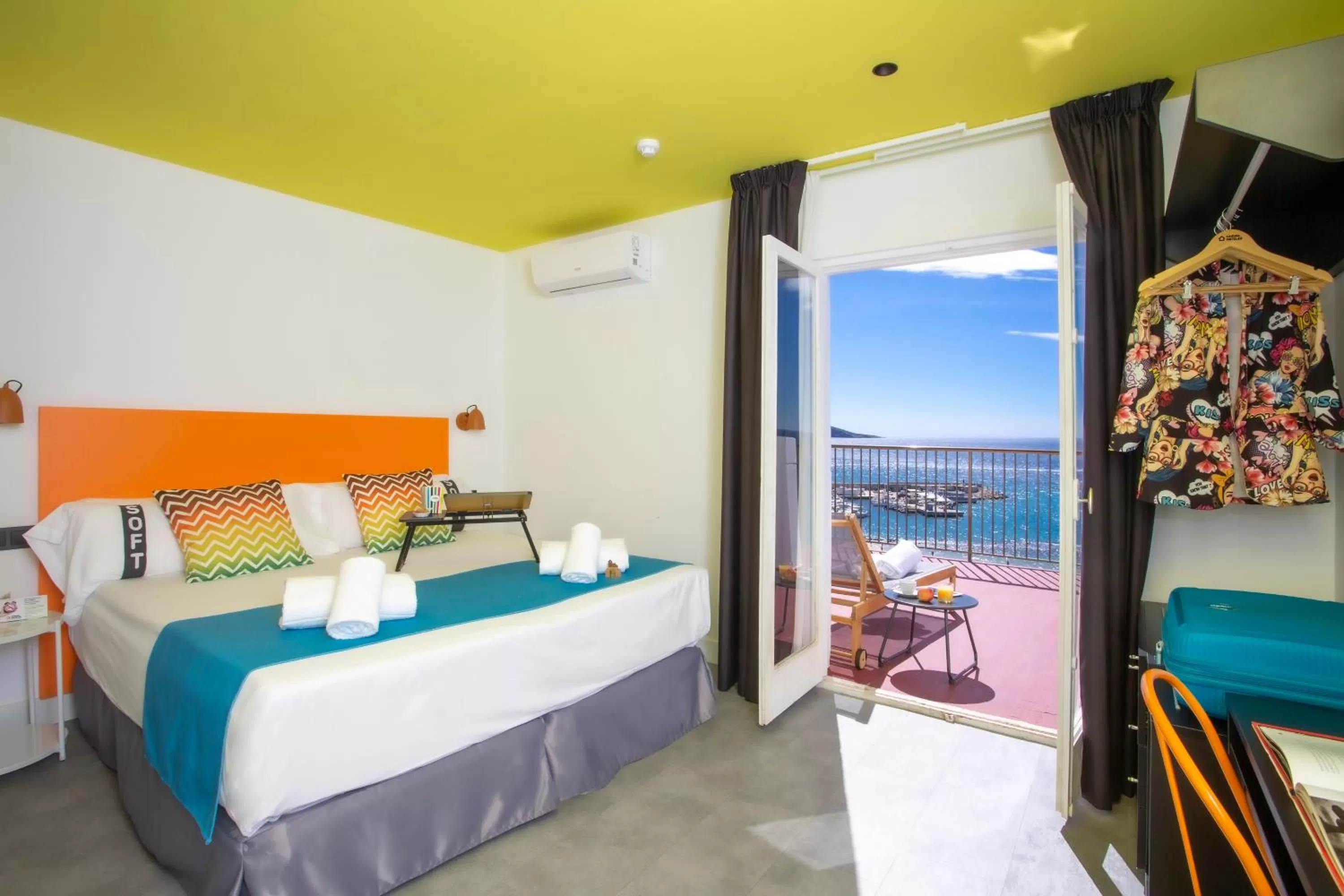 Double Room with Sea View and Terrace in Casual Pop Art Benidorm