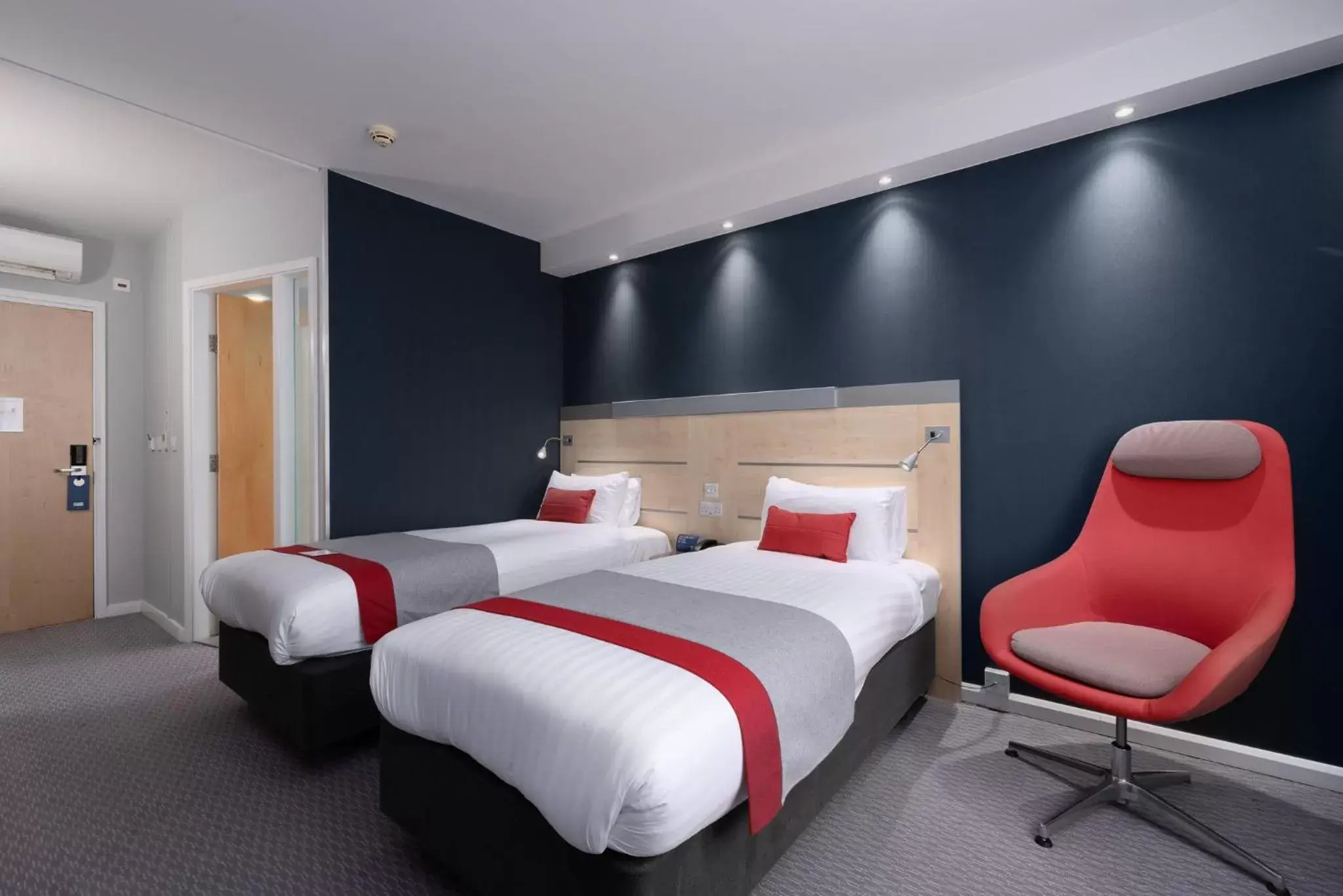 Photo of the whole room, Bed in Holiday Inn Express Burnley M65 Jct 10, an IHG Hotel