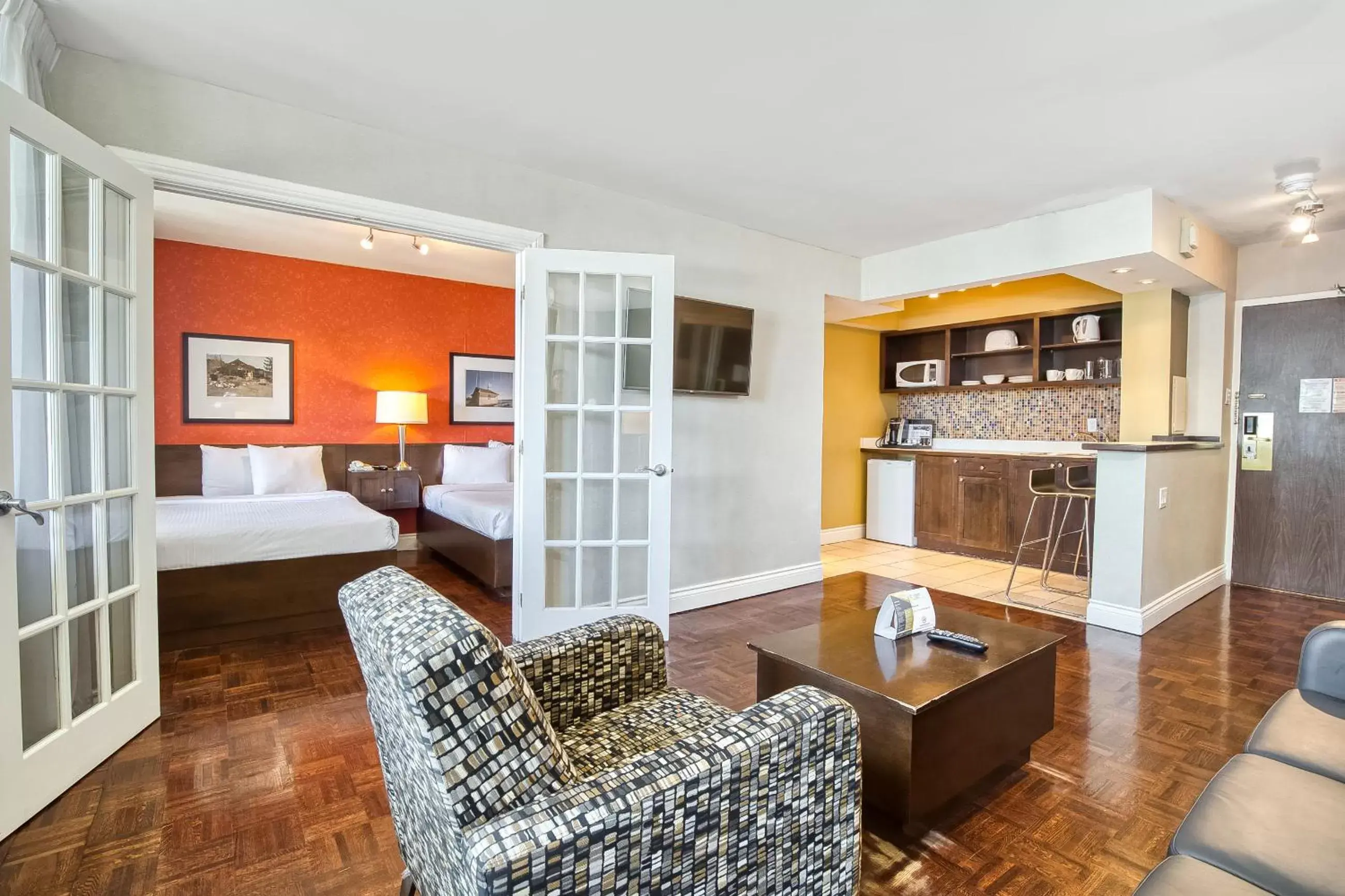 Living room, Seating Area in Town Inn Suites Hotel